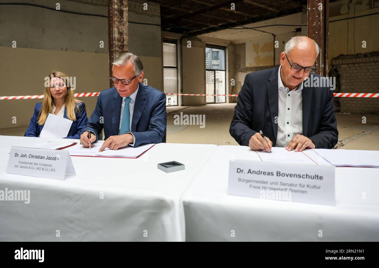 Brême, Allemagne. 31 août 2023. Andreas Bovenschulte (SPD, r), président du Sénat de Brême et maire, et Johann Christian Jacobs, PDG de Joh. Jacobs & Co. Groupe, signez le bail de la Stadtmusikanten- und Literaturhaus dans l'ancien Kontorhaus. En mars, le Sénat de Brême a décidé de louer une superficie de plus de 2800 mètres carrés dans l'historique Kontorhaus sur la place du marché. Le Stadtmusikanten- und Literaturhaus ouvrira ses portes en 2025. Crédit : Focke Strangmann/dpa/Alamy Live News Banque D'Images