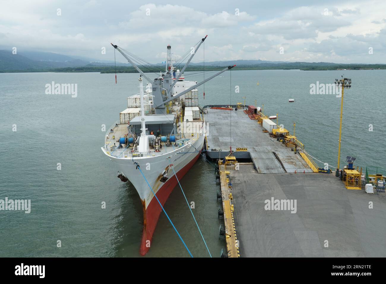 Cargo réfrigéré blanc amarré dans le port de Puerto Barrios. Banque D'Images