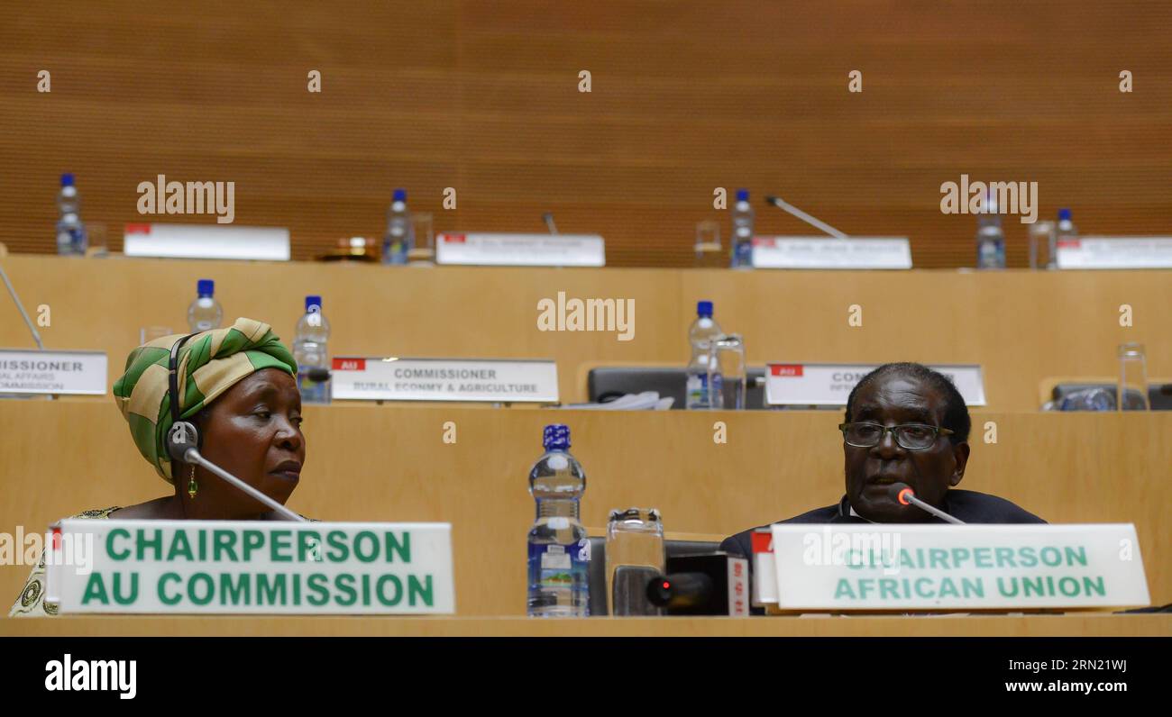 (150131) -- ADDIS-ABEBA, 31 janvier 2015 -- Nkosazana Dlamini-Zuma (L), Présidente de la Commission de l'Union africaine (UA) et nouveau Président tournant de l'UA et le Président zimbabwéen Robert Mugabe assistent à la conférence de presse finale du 24e Sommet de l'UA au siège de l'UA à Addis-Abeba, capitale de l'Éthiopie, le 31 janvier 2015.le 24e sommet de l’Union africaine (UA) s’est conclu samedi par l’adoption de l’Agenda 2063, une vision et un plan d’action pour une Afrique prospère et pacifique.) ETHIOPIE-ADDIS ABABA-24E SOMMET de l'UA-CONCULSION ZhaixJianlan PUBLICATIONxNOTxINxCHN Addis Ababa Jan 31 2015 NKO Banque D'Images