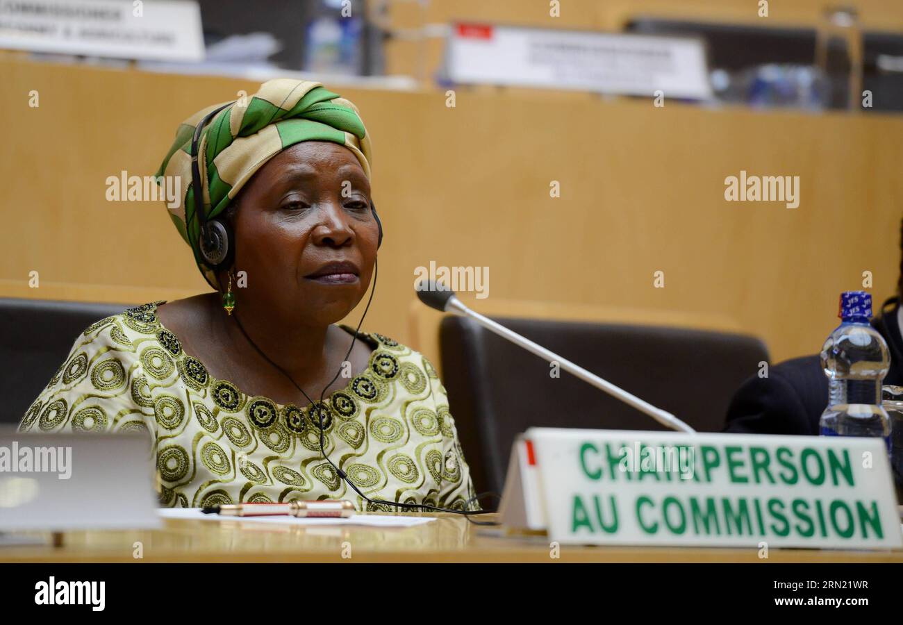 (150131) -- ADDIS-ABEBA, 31 janvier 2015 -- Nkosazana Dlamini-Zuma, Présidente de la Commission de l'Union africaine (UA), assiste à la conférence de presse finale du 24e Sommet de l'UA au siège de l'UA à Addis-Abeba, capitale de l'Éthiopie, le 31 janvier 2015. Le 24e sommet de l’Union africaine (UA) s’est conclu samedi par l’adoption de l’Agenda 2063, une vision et un plan d’action pour une Afrique prospère et pacifique.) ETHIOPIE-ADDIS ABABA-24E SOMMET de l'UA-CONCULSION ZhaixJianlan PUBLICATIONxNOTxINxCHN Addis Ababa Jan 31 2015 Nkosazana Dlamini Zuma Président de la Commission de l'Union africaine au assiste à T Banque D'Images