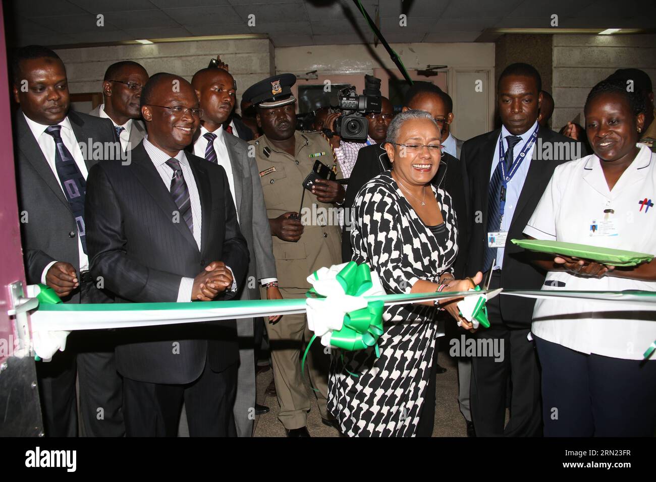 (150204) -- NAIROBI, 4 février 2015 -- Margaret Kenyatta (Front), épouse du Président du Kenya, Uhuru Kenyatta, coupe un ruban lors de l'ouverture officielle de l'unité rénovée du Jubilé d'or du nouveau-né de l'Hôpital national de Kenyatta, un projet de patrimoine du Kenya à 50 financé par la Fondation Safaricom à Nairobi, capitale du Kenya, le 3 février 2015. Safaricom a dépensé 50 millions de shillings kényans pour rénover l'unité néonatale de l'hôpital. ) KENYA-NAIROBI-KENYATTA NATIONAL HOSPITAL-NEW BORN UNIT-LANCEMENT FredxMutune PUBLICATIONxNOTxINxCHN Nairobi février 4 2015 Margaret Kenyatta première épouse du Kenya S Président Uhuru Kenyat Banque D'Images