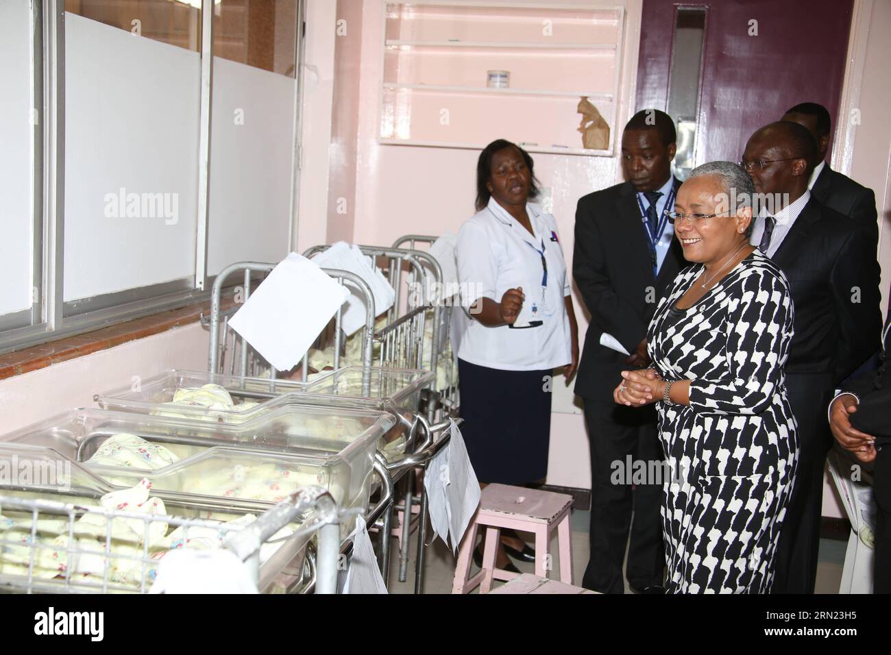 (150204) -- NAIROBI, 4 février 2015 -- Margaret Kenyatta (Front), épouse du Président du Kenya, Uhuru Kenyatta, visite l unité rénovée du Jubilé d or du nouveau-né de l hôpital national de Kenyatta, un projet de patrimoine du Kenya au 50 septembre financé par la Fondation Safaricom à Nairobi, capitale du Kenya, le 3 février 2015. Margaret Kenyatta a félicité Safaricom mardi d'avoir dépensé 50 millions de shillings kényans pour rénover l'unité néonatale de l'hôpital. KENYA-NAIROBI-KENYATTA NATIONAL HOSPITAL-NEW BORN UNIT-LANCEMENT FredxMutune PUBLICATIONxNOTxINxCHN Nairobi février 4 2015 Margaret Kenyatta première épouse du Kenya S Président Uhuru Banque D'Images