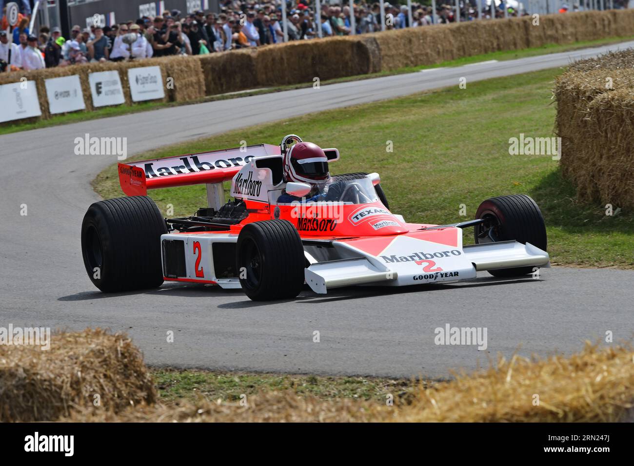 Lukas Halusa, McLaren-Cosworth M23, 60 ans de McLaren Racing, une sélection de voitures de course de l'écurie McLaren, couvrant une large panoplie de chats Banque D'Images