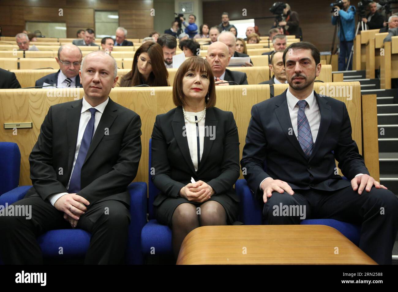 Marinko Cavara (à droite), présidente nouvellement élue de la Fédération de Bosnie-Herzégovine (FBiH), et les deux vice-présidents de la FBiH, Melika Mahmutovic (C) et du serbe Milan Dunovic (à gauche), posent pour une photo dans le bâtiment du Parlement à Sarajevo, Bosnie-Herzégovine, le 9 février 2015. Des représentants de l'Assemblée parlementaire de la FBiH, une entité de Bosnie-Herzégovine, ont élu lundi un nouveau président et deux vice-présidents. (Lyi) BOSNIE-HERZÉGOVINE-SARAJEVO-FBIH-PRÉSIDENT HarisxMemija PUBLICATIONxNOTxINxCHN nouvellement élu Président de la Fédération de Bosnie-Herzégovine FBiH Marinko Cavara Banque D'Images