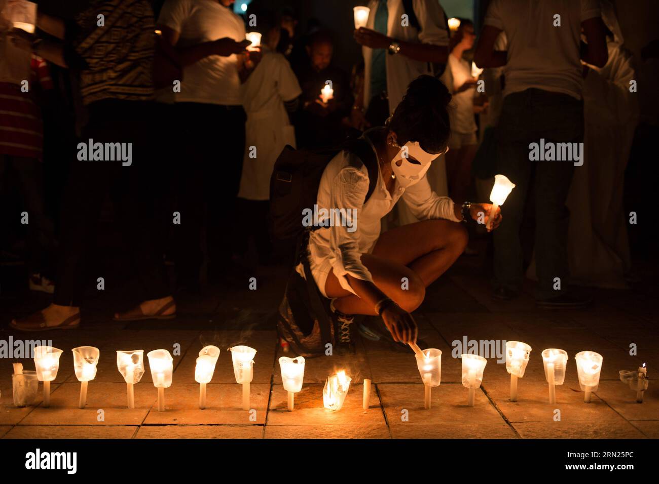 Un homme allume une bougie lors de l’événement appelé Vigile pour la dignité de l’Art devant le Palais des Beaux-Arts, à Santo Domingo, en République dominicaine, le 10 février 2015. La veillée a été organisée par des artistes, des enseignants et des employés de l'École nationale d'art dramatique, de l'École élémentaire de musique Elila Mena, du chœur national, de la National Lyric Singers Company, du Musée des maisons royales et du phare de Colon, qui réclamaient une augmentation de salaire et de meilleures conditions de travail. Fran Afonso) (da) (lrz) RÉPUBLIQUE DOMINICAINE-SANTO DOMINGO-VIGIL e FRANxAFONSO PUBLICATIONxNOTxINxCHN un homme allume une bougie dans l'événement c Banque D'Images