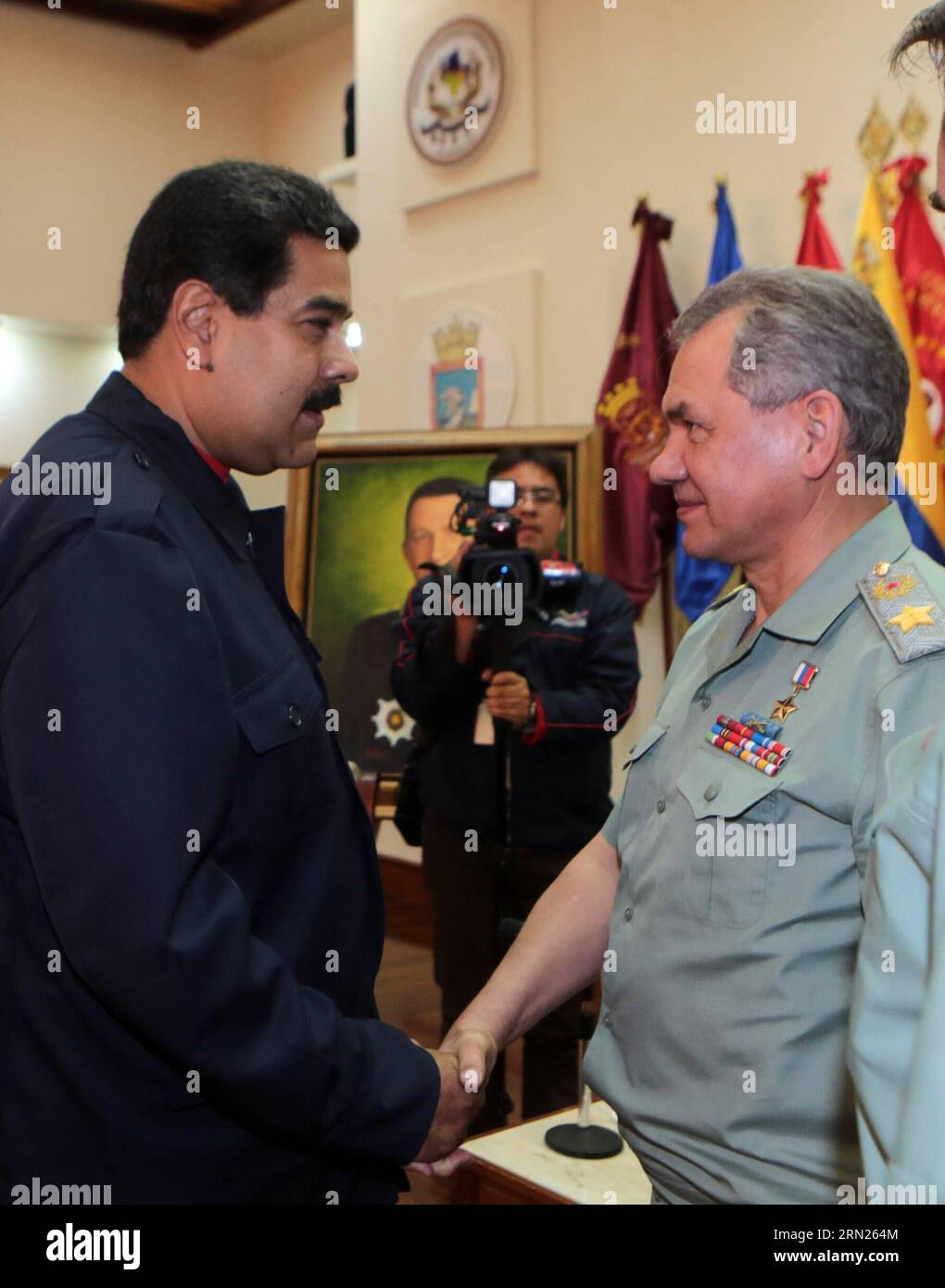 (150212) -- CARACAS, 11 février 2015 -- image fournie par les spectacles le président vénézuélien Nicolas Maduro (à gauche) rencontre le ministre russe de la Défense Sergei Shoigu à Caracas le 11 février 2015. Sergei Shoigu était en visite au Venezuela lors d'un voyage en Amérique latine incluant Cuba et le Nicaragua. (PAS D'ARCHIVES, PAS À VENDRE, POUR USAGE ÉDITORIAL SEULEMENT) VENEZUELA-RUSSIE MINISTRE DE LA DÉFENSE-RENCONTRE VENEZUELA SxPRESIDENCY PUBLICATIONxNOTxINxCHN Caracas février 11 2015 image fournie par le président vénézuélien Nicolas Maduro l rencontre avec les ministres russes de la Défense Sergei Shoigu à Caracas février 11 2015 Sergei Shoigu quoi vis Banque D'Images