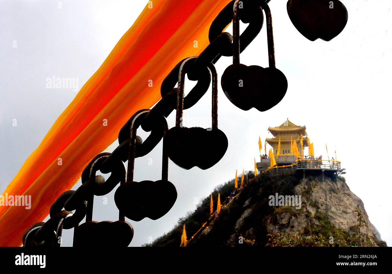 (150213) -- ZHENGZHOU, 13 février 2015 -- une photo prise le 21 septembre 2012 montre des écluses d'amour sur la chaîne de fer sur la montagne Laojun dans le comté de Luanchuan, province du Henan en Chine centrale. Love Locks , habituellement vu dans des endroits pittoresques en Chine et écrit avec les noms des amoureux, symbolisent l'amour de loyauté et de sincérité les uns pour les autres.) (Zwx) CHINA- LOVE LOCKS (CN) WangxSong PUBLICATIONxNOTxINxCHN Zhengzhou février 13 2015 photo prise LE 21 2012 septembre montre Love Locks SUR la chaîne de fer SUR la montagne Laojun dans le comté de Luanchuan Chine centrale S Henan Love Locks habituellement lacs dans des endroits pittoresques en C Banque D'Images