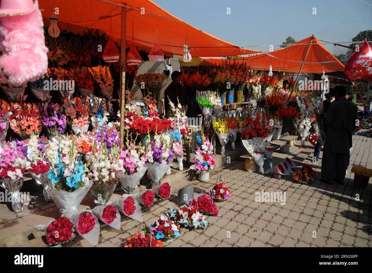 (150213) -- ISLAMABAD, 13 février 2015 -- les gens achètent des fleurs dans un magasin la veille de la Saint-Valentin à Islamabad, capitale du Pakistan, le 13 février 2015.) PAKISTAN-ISLAMABAD-SAINT-VALENTIN S-FLEURS AhmadxKamal PUBLICATIONxNOTxINxCHN Islamabad février 13 2015 célébrités Acheter des fleurs DANS une boutique À la veille de la Saint-Valentin S à Islamabad capitale du Pakistan LE 13 2015 février Pakistan Islamabad Saint-Valentin S fleurs PUBLICATIONxNOTxINxCHN Banque D'Images