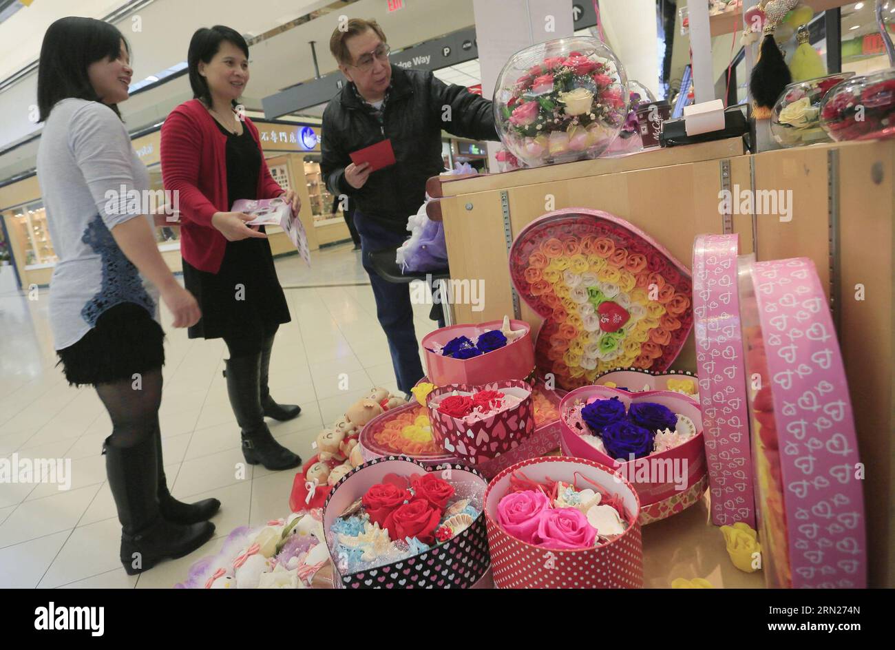 (150214) -- VANCOUVER, le 13 février 2015 -- les gens choisissent des décorations florales dans un centre commercial de Vancouver, Canada, le 13 février 2015. En célébrant la Saint-Valentin, différents magasins se sont équipés avec leurs produits de Saint-Valentin pour attirer les clients. ) (Dzl) CANADA-VANCOUVER-SAINT-VALENTIN S-CADEAUX LiangxSen PUBLICATIONxNOTxINxCHN Vancouver février 13 2015 célébrités choisissent des décorations florales DANS un centre commercial à Vancouver Canada février 13 2015 pour célébrer la Saint-Valentin S différents magasins équipés avec leurs produits Saint-Valentin S pour attirer les clients dzl Canada Vancouver Saint-Valentin S GIF Banque D'Images