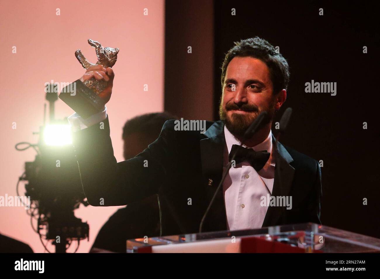 DIVERTISSEMENT TAPIS ROUGE 65. Berlinale - Preisverleihung (150214) -- BERLIN, le 14 février 2015 -- Pablo Larrain détient son Grand Prix du jury de l'ours d'argent pour le film El Club lors de la cérémonie de remise des prix au 65e Festival International du film de la Berlinale à Berlin, Allemagne, le 14 février 2015.) ALLEMAGNE-BERLIN-INTERNATIONAL FILM FESTIVAL ZhangxFan PUBLICATIONxNOTxINxCHN Entertainment Red Carpet 65 Berlinale Award Ceremony Berlin février 14 2015 Pablo Larrain détient son Grand Prix du jury Ours d'argent pour le film El Club lors de la cérémonie de remise des prix AU 65e Festival international du film de la Berlinale à Berlin en Allemagne Banque D'Images