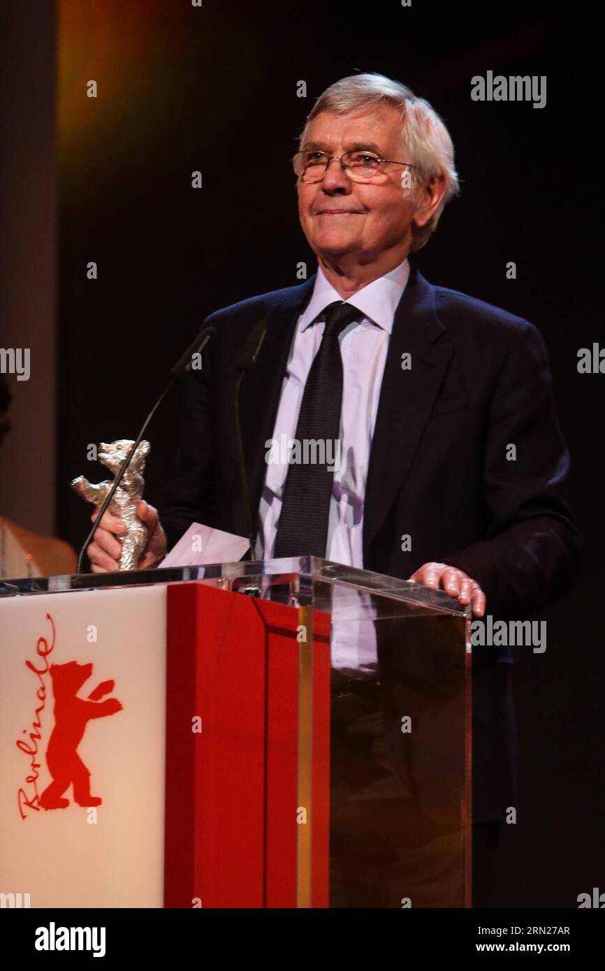DIVERTISSEMENT TAPIS ROUGE 65. Berlinale - Preisverleihung (150214) -- BERLIN, 14 février 2015 -- Tom Courtenay tient son ours d'argent du meilleur acteur pour le film 45 ans lors de la cérémonie de remise des prix au 65e Festival international du film de la Berlinale à Berlin, Allemagne, le 14 février 2015.) ALLEMAGNE-BERLIN-INTERNATIONAL FILM FESTIVAL ZhangxFan PUBLICATIONxNOTxINxCHN Entertainment Red Carpet 65 Berlinale cérémonie de remise des prix Berlin février 14 2015 Tom Courtenay tient son ours d'argent du meilleur acteur pour le film 45 ans lors de la cérémonie de remise des prix AU 65e Festival international du film de Berlin Allemagne Fe Banque D'Images