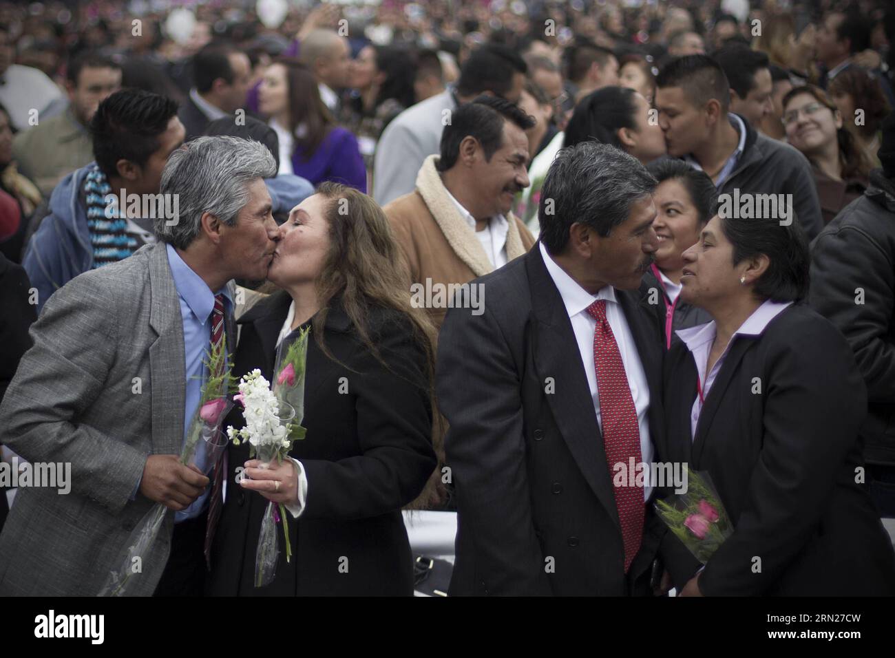 Les couples s'embrassent lors d'un mariage collectif sur la place Zocalo à Mexico, capitale du Mexique, le 14 février 2015, le jour de la Saint-Valentin. Alejandro Ayala) (jg) MEXICO-MEXICO CITY-SOCIETY-VALENTINE S DAY e AlejandroxAyala PUBLICATIONxNOTxINxCHN couples s'embrassent lors d'un mariage collectif sur la place Zocalo à Mexico capitale du Mexique LE 14 2015 février la Saint Valentin Alejandro Ayala JG Mexico Mexico Mexico Mexico City Society St Valentin E PUBLICATIONxNOTxINxCHN Banque D'Images