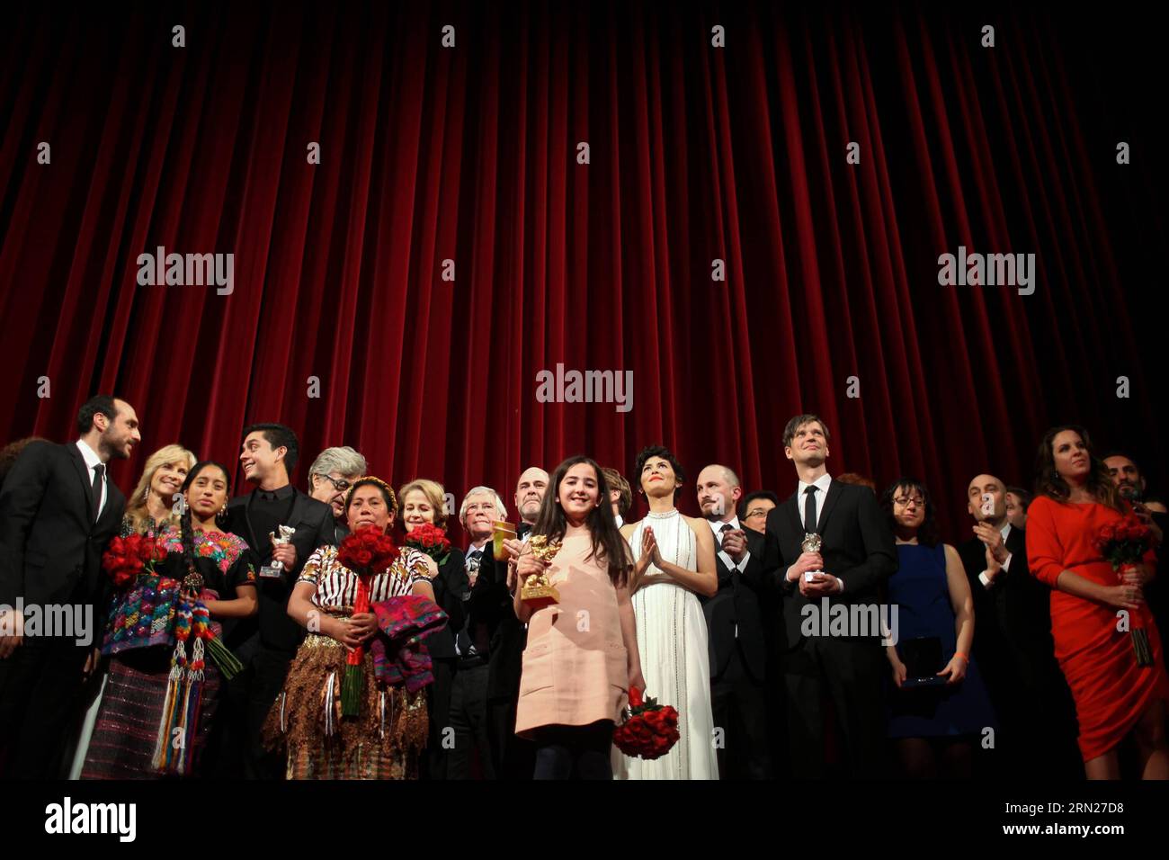 DIVERTISSEMENT TAPIS ROUGE 65. Berlinale - Preisverleihung (150214) - BERLIN, 14 février 2015 -- HANA Saeidi(C), nièce du réalisateur iranien Jafar Panahi, reçoit l'Ours d'or du meilleur film pour le film taxi de son oncle lors de la cérémonie de remise des prix au 65e Festival international du film de la Berlinale à Berlin, Allemagne, le 14 février 2015. ALLEMAGNE-BERLIN-INTERNATIONAL FILM FESTIVAL-JAFAR PANAHI ZhangxFan PUBLICATIONxNOTxINxCHN Entertainment Red Carpet 65 Berlinale Award cérémonie Berlin février 14 2015 Hana C nièce de l'Iran la réalisatrice Jafar Panahi reçoit l'Ours d'or du meilleur film pour son oncle S film T. Banque D'Images