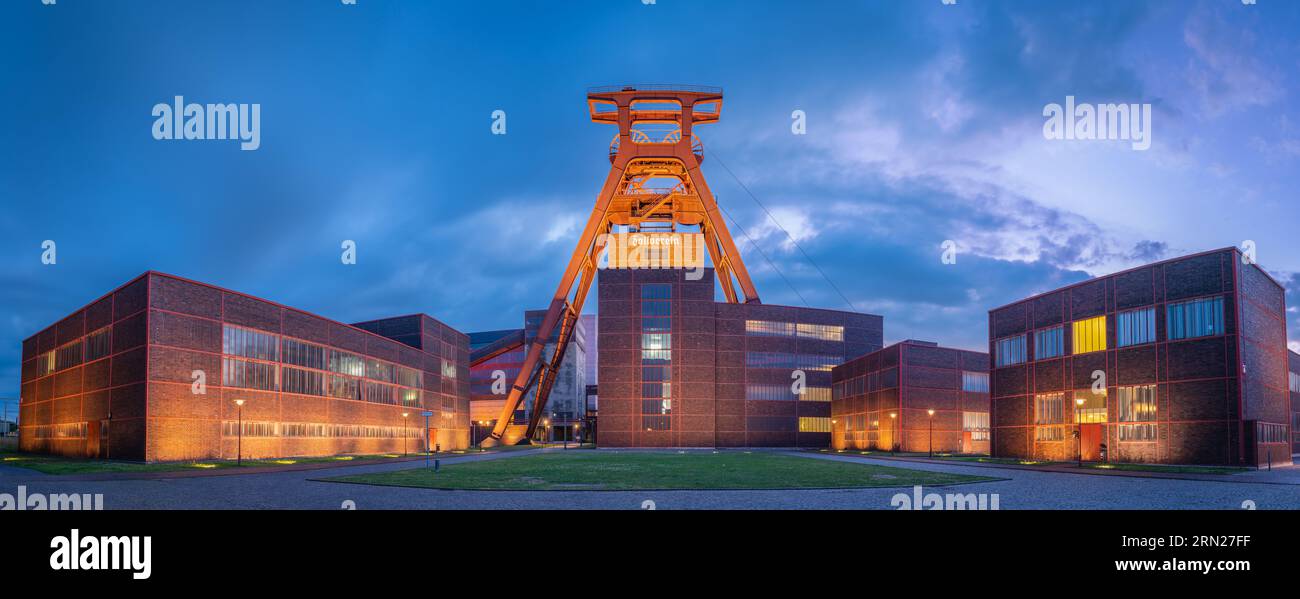 Essen, Allemagne - 05 juillet 2022 : début de soirée au Zeche Zollverein, une ancienne mine de charbon classée au patrimoine mondial de l'UNESCO Banque D'Images