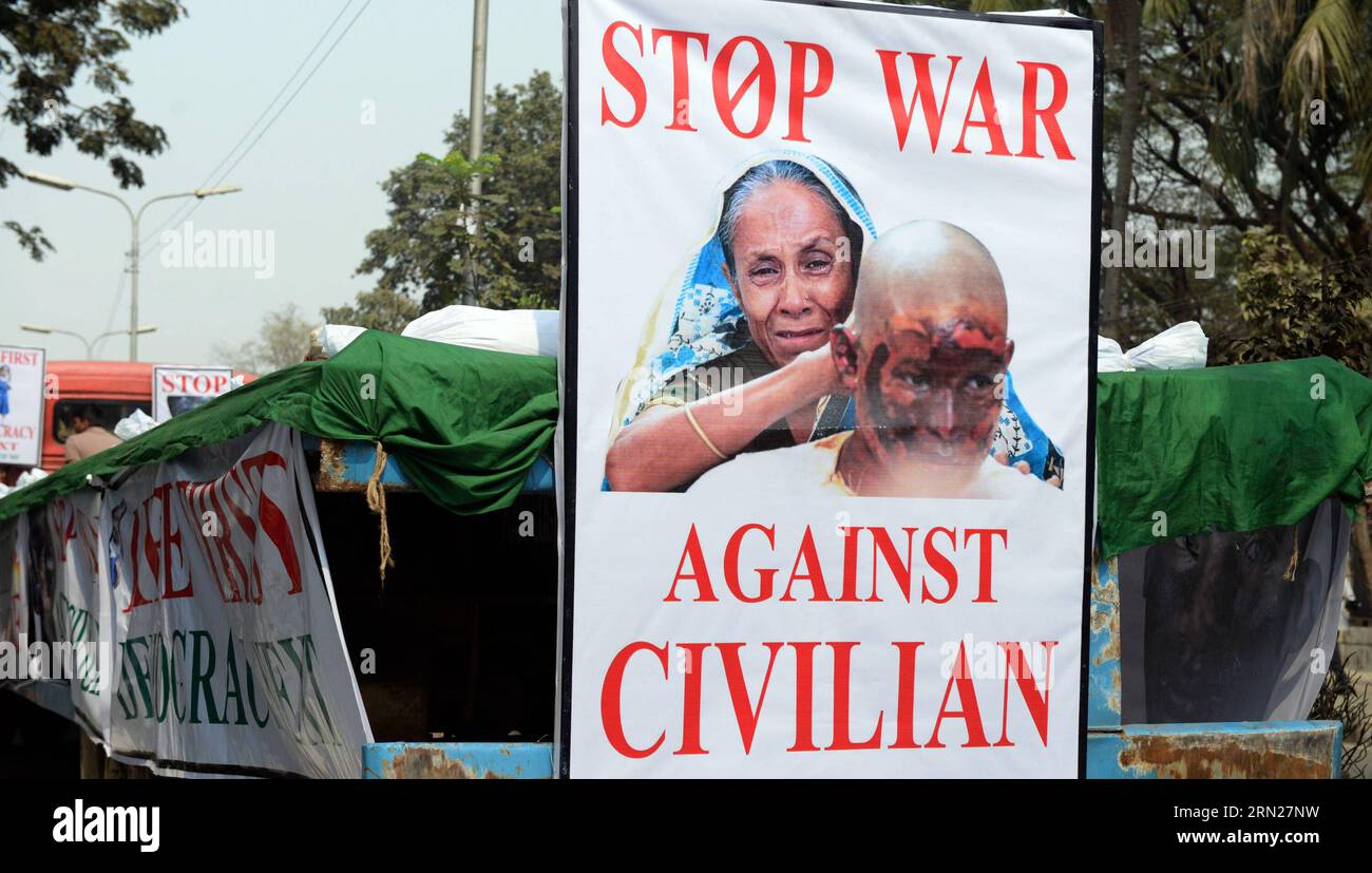 (150215) -- DHAKA, 14 février 2015 -- une photo prise le 14 février 2015 montre une pancarte affichée par des partisans du parti au pouvoir Bangladesh Awami League (AL) lors d'une manifestation contre le blocus ininterrompu du pays appelé par le Bangladesh Nationalist Party (BNP) à Dhaka, au Bangladesh. L'alliance de l'opposition du Bangladesh a annoncé samedi une autre grève nationale pour faire pression en faveur de nouvelles élections générales dans le cadre d'un système de gouvernement intérimaire sans parti. Le porte-parole du BNP a déclaré dans un communiqué de presse que la grève de 72 heures commencera à 6:00 heures dimanche et se poursuivra jusqu'à 6:00 heures mercredi.) BANGLADESH- Banque D'Images