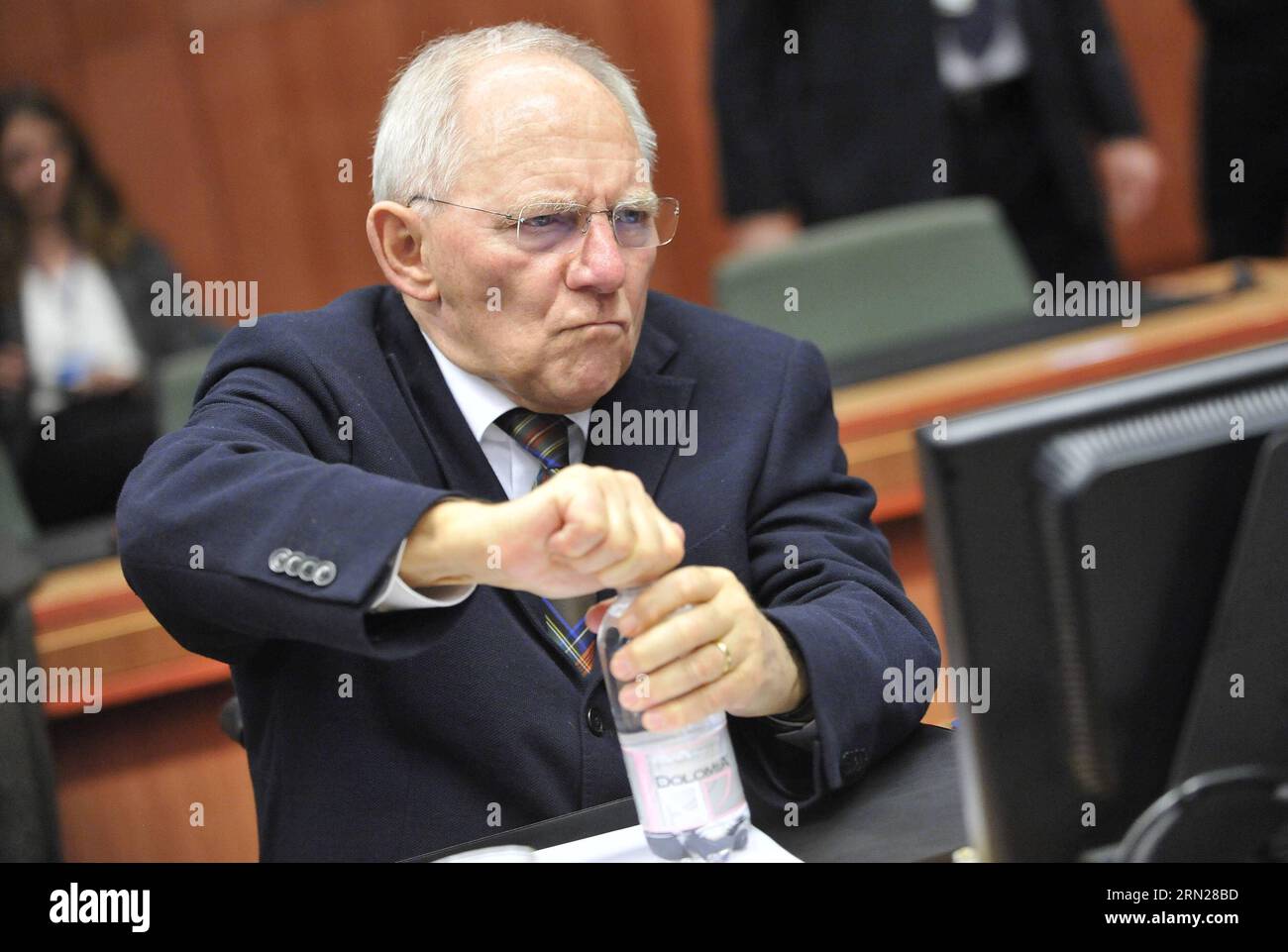 (150216) -- BRUXELLES, le 16 février 2015 -- le ministre allemand des Finances Wolfgang Schaeuble tente d'ouvrir une bouteille d'eau lors d'une réunion des ministres des Finances de la zone euro au siège de l'UE à Bruxelles, Belgique, le 16 février 2015.) BELGIQUE-BRUXELLES-ZONE EURO-RÉUNION DES MINISTRES DES FINANCES YexPingfan PUBLICATIONxNOTxINxCHN Bruxelles février 16 2015 les ministres allemands des Finances Wolfgang Schaeuble tentent d'ouvrir une bouteille d'eau lors d'une réunion des ministres des Finances de la zone euro AU siège de l'UE en Belgique février 16 2015 Belgique Bruxelles Réunion des ministres des Finances de la zone euro PUBLICATIONxNOTxINxCHN Banque D'Images