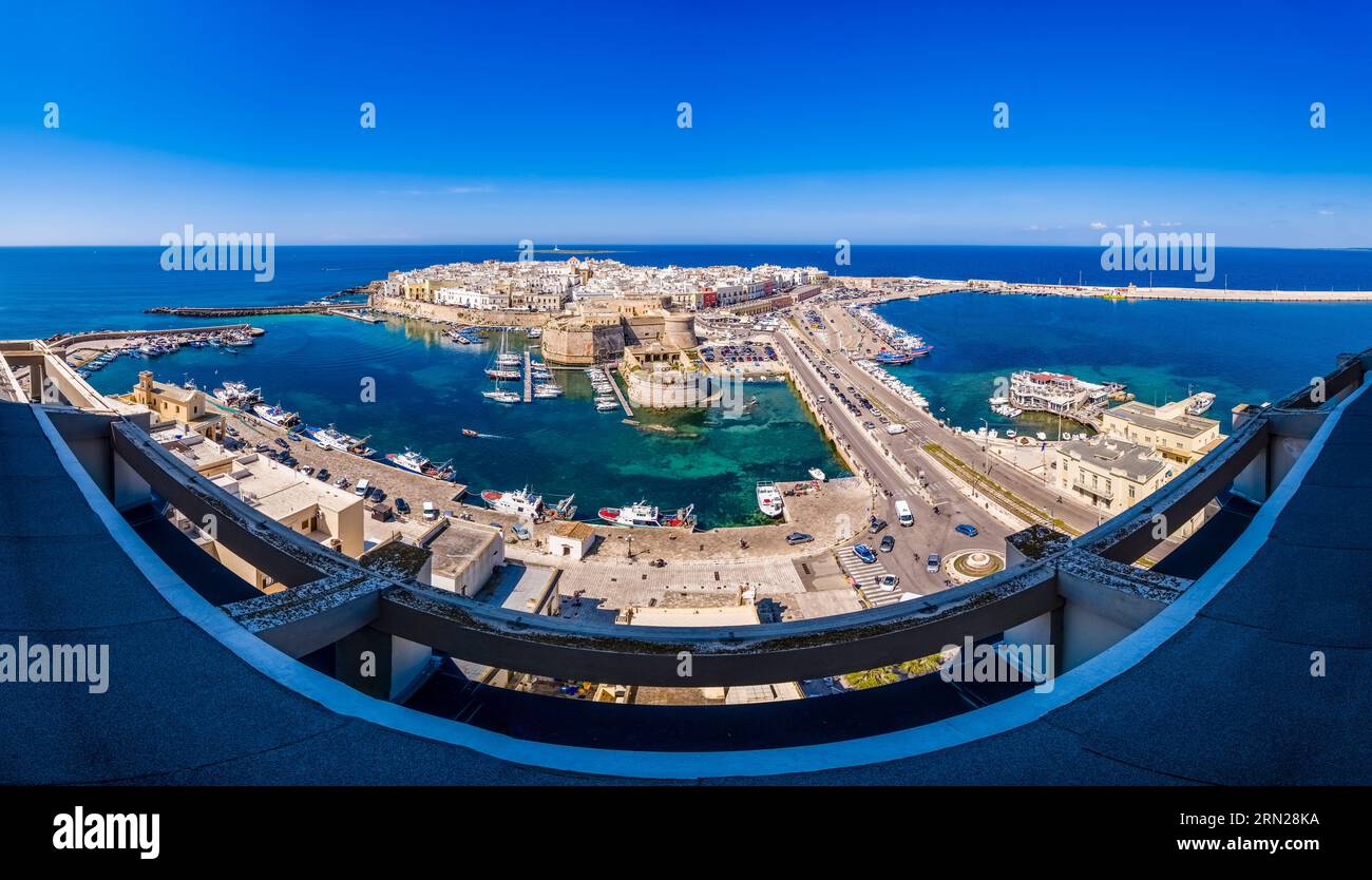 Vue aérienne panoramique de la ville médiévale de Gallipoli, vue depuis les chambres au dernier étage de l'Hôtel Gallipoli Caroli. Banque D'Images