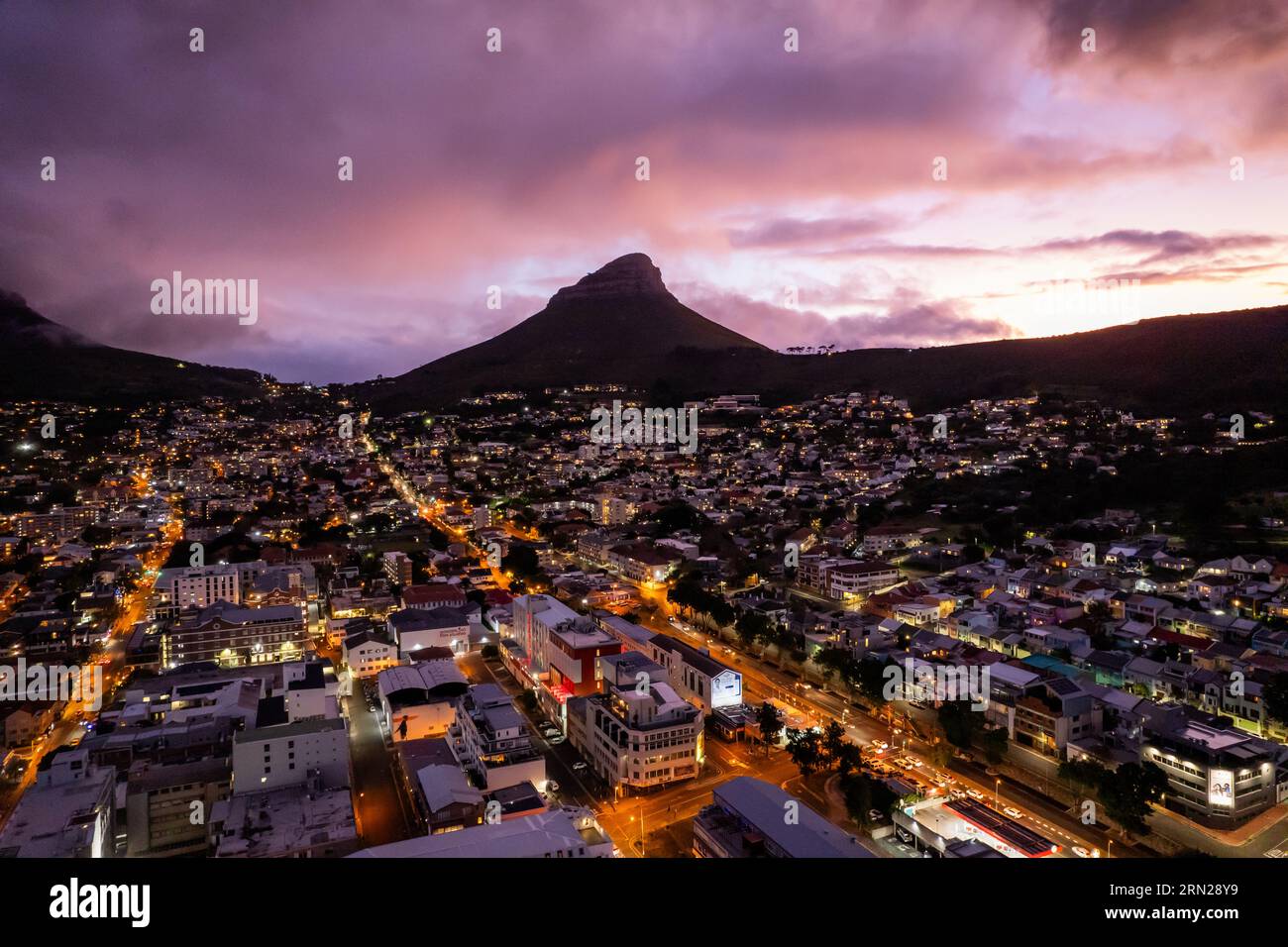 Vue aérienne du centre-ville du Cap au coucher du soleil à Western Cape, Afrique du Sud Banque D'Images