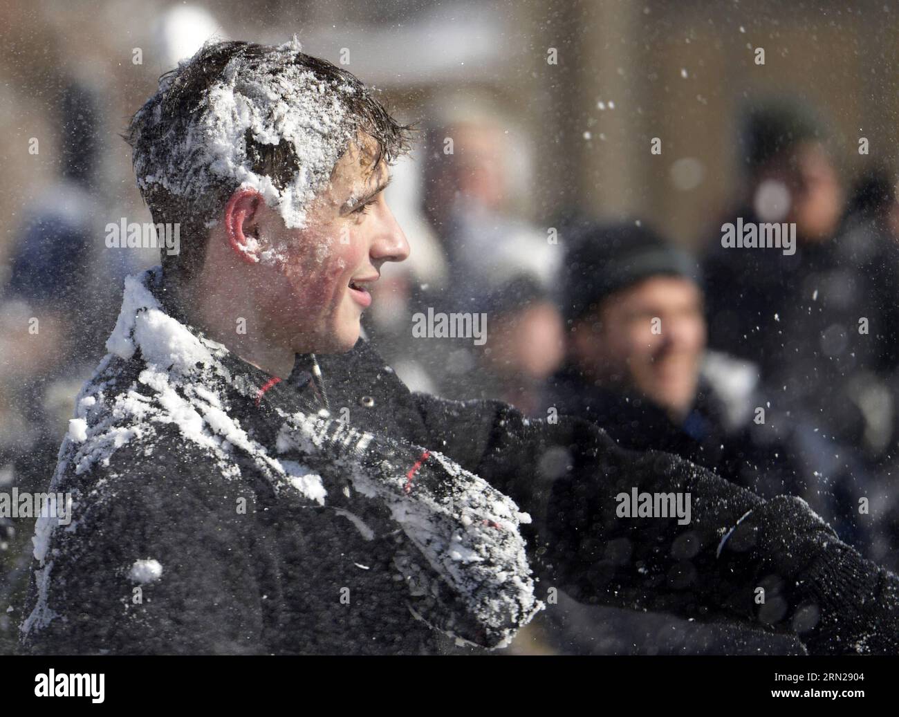 (150217) -- WASHINGTON D.C., le 17 février 2015 -- des gens participent à un combat de boules de neige au Meridian Hill Park à Washington D.C., États-Unis, le 17 février 2015. La capitale américaine a reçu 10-15cm de neige pendant la nuit. ) États-Unis-WASHINGTON DC-SNOWBALL FIGHT YinxBogu PUBLICATIONxNOTxINxCHN Washington D C février 17 2015 célébrités participent à un combat de Snowball AU Meridian Hill Park à Washington D C États-Unis février 17 2015 la capitale des États-Unis a reçu 10 15cm de neige pendant la nuit U S Washington D C Snowball Fight YinxBogu PUBLICATIONxNOTxINXCHN Banque D'Images