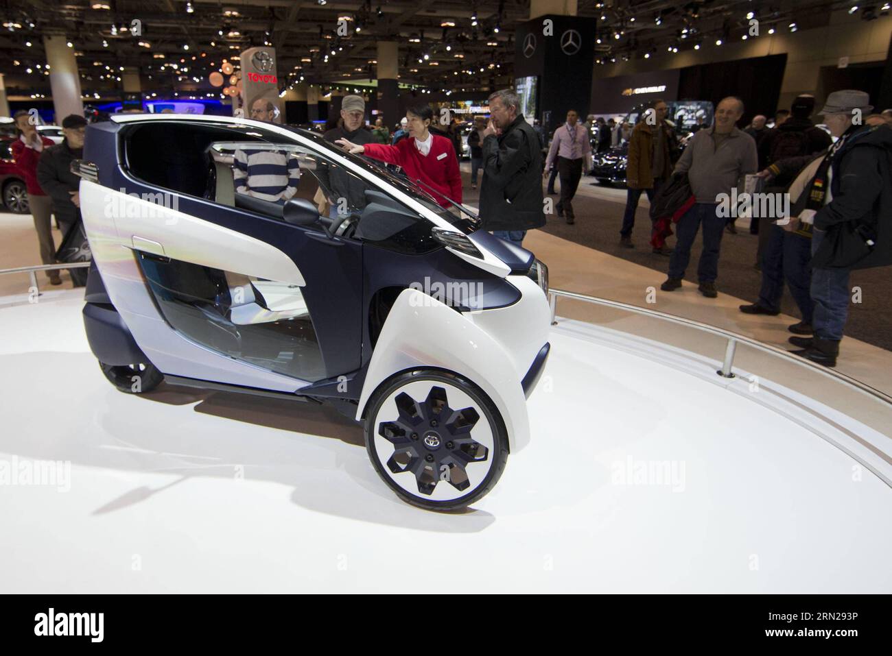 TORONTO, le 17 février 2015 -- les visiteurs regardent un prototype électrique Toyota i-Road à trois roues au salon international de l'auto du Canada 2015 au Metro Toronto Convention Centre à Toronto, Canada, le 17 février 2015. ) CANADA-TORONTO-INTERNATIONAL SALON DE L'AUTO ZouxZheng PUBLICATIONxNOTxINxCHN Toronto février 17 2015 les visiteurs regardent une voiture concept électrique Toyota I Road trois roues au salon international de l'auto du Canada 2015 AU Metro Toronto Convention Centre de Toronto Canada février 17 2015 Canada Toronto International car Show PUBLICATIONxNOTxINxCHN Banque D'Images