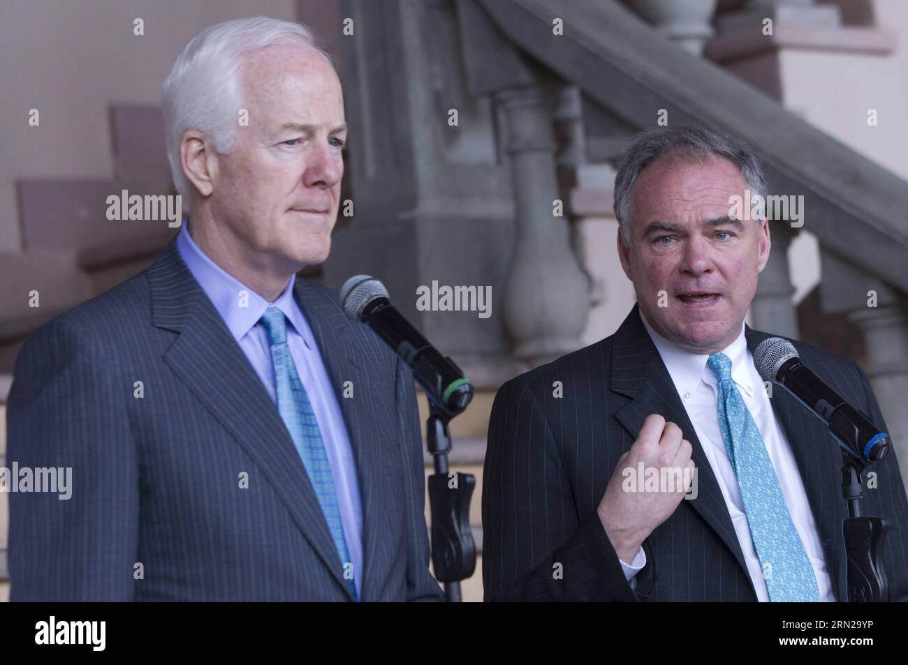 (150219) -- TEGUCIGALPA, 19 février 2015 -- les sénateurs américains John Cornyn (à gauche) et Tim Kaine prennent part à une conférence de presse après avoir rencontré le président hondurien Juan Orlando Hernandez, à la Maison présidentielle, à Tegucigalpa, capitale du Honduras, le 19 février 2015. Les sénateurs américains John Cornyn et Tim Kaine ont rencontré jeudi le président hondurien pour parler des questions de sécurité, de migration et de commerce, selon la presse locale. Rafael Ochoa) (fnc) HONDURAS-TEGUCIGALPA-US-SENATOR-VISIT e RAFAELxOCHOA PUBLICATIONxNOTxINxCHN Tegucigalpa février 19 2015 U S sénateur John Cornyn l et Tim Kaine participent à un pré Banque D'Images