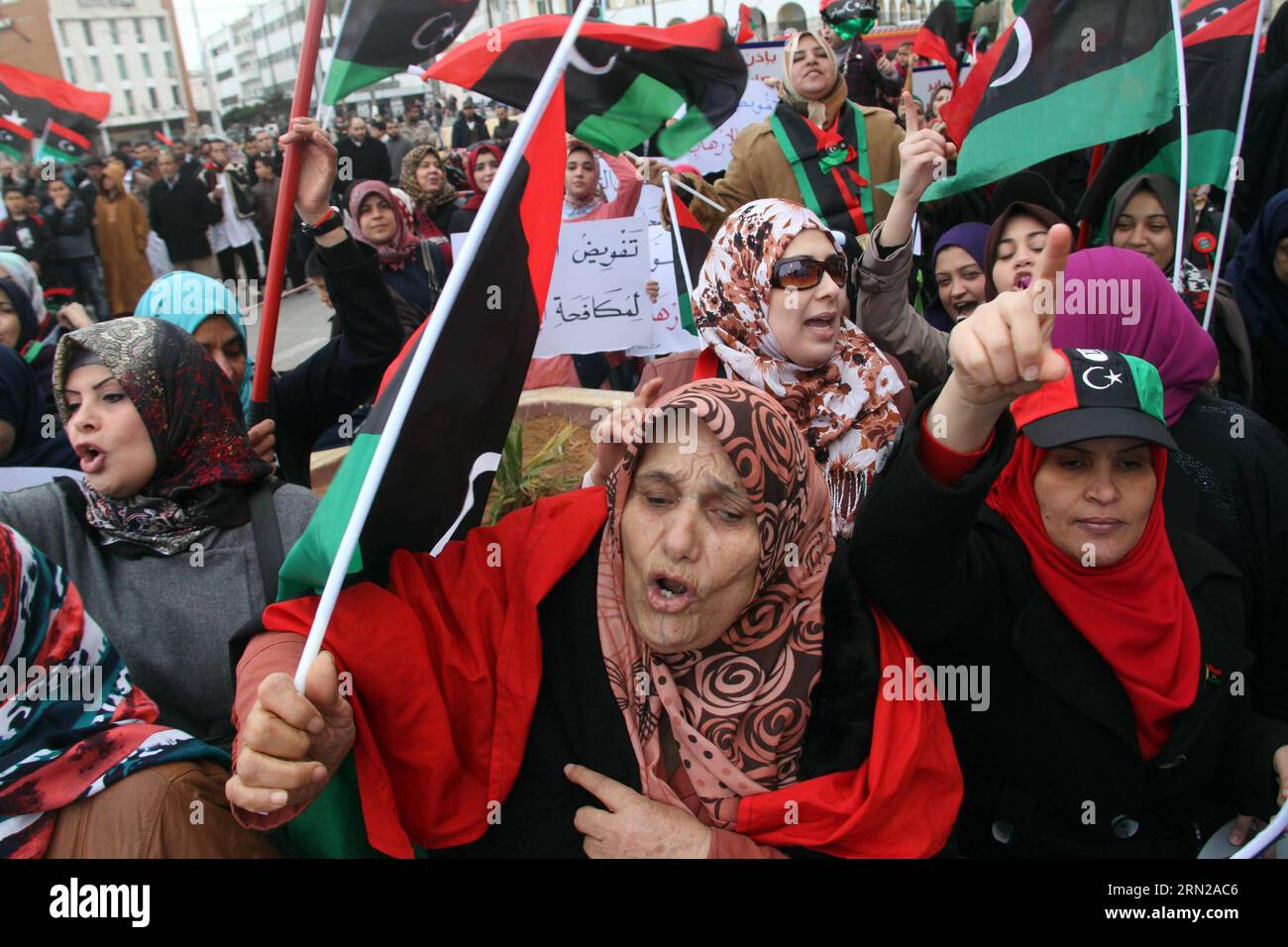 Des centaines de partisans de Libya Dawn manifestent sur la place des Martyrs à Tripoli, en Libye, le 20 février 2015. Les partisans de Libya Dawn se sont réunis ici pour protester contre les attentats à la voiture piégée qui ont eu lieu vendredi matin dans la ville libyenne d'Al-Gubba, dans l'est, qui ont tué au moins 45 personnes et dénoncé les frappes aériennes de l'avion égyptien sur la ville de Derna lundi. LIBYE-TRIPOLI-MANIFESTATION HamzaxTurkia PUBLICATIONxNOTxINxCHN des centaines de partisans de Libya Dawn manifestent sur la place des Martyrs à Tripoli Libye LE 20 2015 février, les partisans de Libya Dawn se sont rassemblés ici pour protester contre la voiture Bombi Banque D'Images