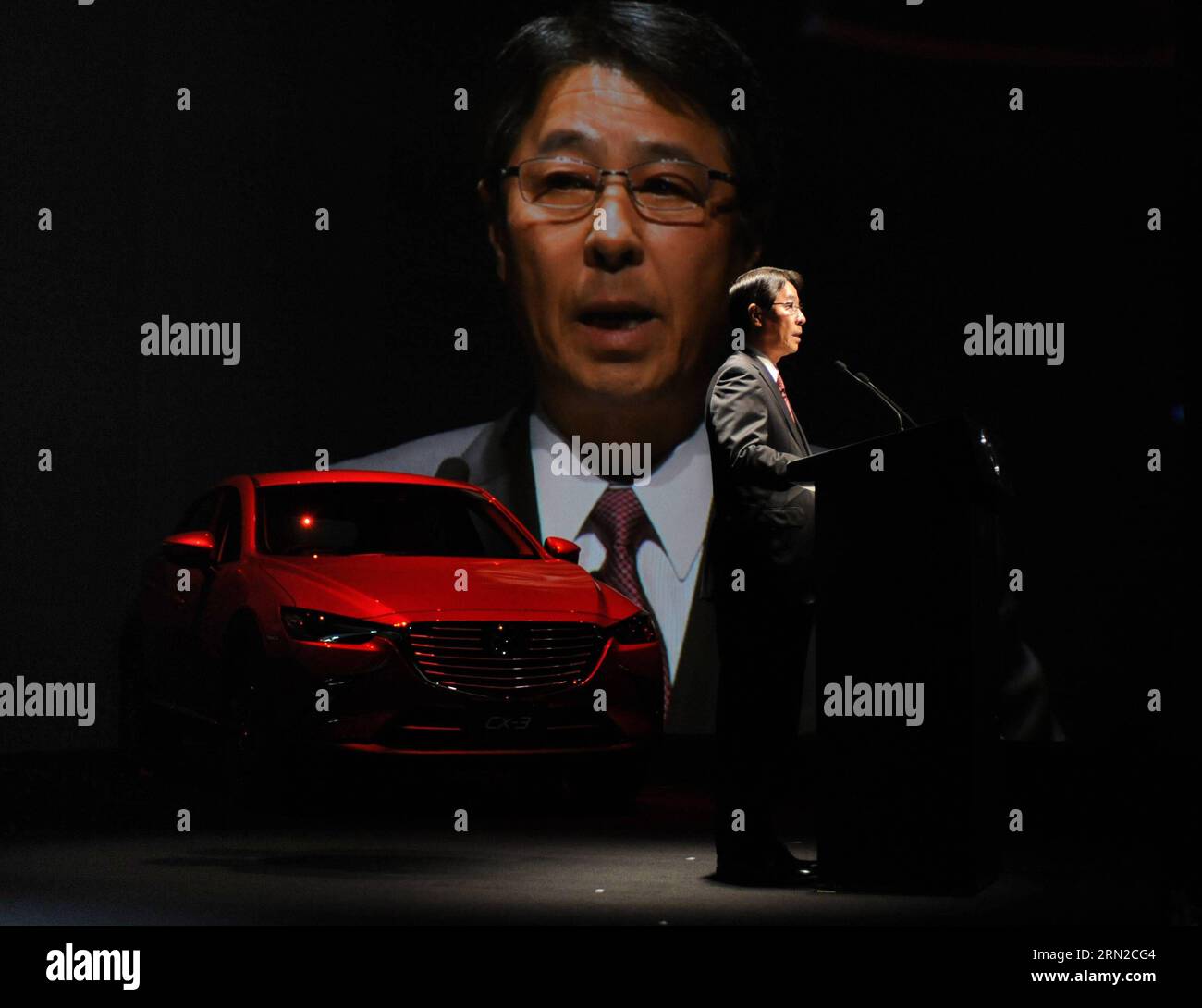 Masamichi Kogai, président et chef de la direction du constructeur automobile japonais Mazda Motor, prend la parole lors d une conférence de presse pour dévoiler un nouveau modèle de Mazada CX-3 à Tokyo, au Japon, le 27 février 2015. Le modèle est arrivé sur le marché vendredi avec le prix de 2,376 millions de JPY (environ 22 947 dollars américains). (srb) JAPON-TOKYO-AUTO-MAZDA-NOUVEAU MODÈLE Stringer PUBLICATIONxNOTxINxCHN Japon S constructeur automobile Mazda moteur Président et PDG Masamichi parle lors d'une conférence de presse pour révéler un nouveau modèle de CX 3 à Tokyo Japon février 27 2015 le modèle est venu sur le marché vendredi avec le prix de 2 376 millions environ 22 dollars américains Banque D'Images