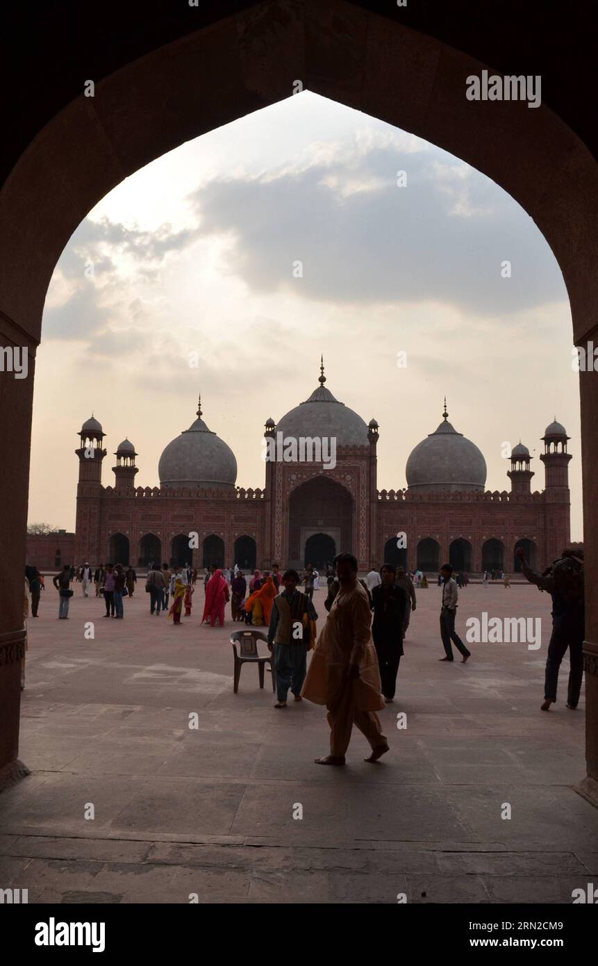 (150227) -- LAHORE, 27 février 2015 -- des touristes visitent la mosquée Badshahi à Lahore, dans l est du Pakistan, le 27 février 2015. La mosquée Badshahi, ou mosquée impériale, commandée par le sixième empereur moghol Aurangzeb en 1671 et achevée en 1673, est la deuxième plus grande mosquée du Pakistan et de l'Asie du Sud et la cinquième plus grande mosquée du monde. Incarnant la beauté, la passion et la grandeur de l'ère moghole, c'est le point de repère le plus célèbre de Lahore et une attraction touristique majeure.) PAKISTAN-LAHORE-BADSHAHI MOSQUÉE-LANDMARK JamilxAhmed PUBLICATIONxNOTxINxCHN Lahore février 27 2015 touristes Visi Banque D'Images