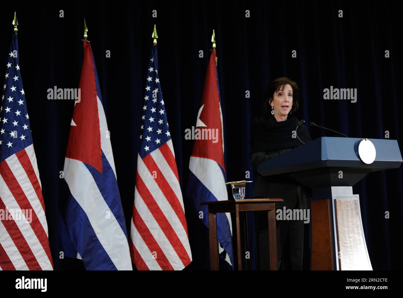 POLITIK USA-Kuba-Annäherung - PK nach der zweiten Gesprächsrunde zwischen Washington und Havanna - Roberta Jacobson, secrétaire adjointe américaine pour l'hémisphère occidental, prend la parole lors d'une conférence de presse après la deuxième série de pourparlers entre Washington et la Havane pour rétablir les relations diplomatiques, à Washington D.C., capitale des États-Unis, le 27 février 2015. Roberta Jacobson a déclaré vendredi qu'elle était optimiste que les États-Unis et Cuba pourraient ouvrir des ambassades avant le Sommet des Amériques prévu pour le 10 au 11 avril. États-Unis-WASHINGTON D.C.-CUBA-PRESS CONFERENCE BaoxDandan PUBLICATIONxNOTxINxCHN po Banque D'Images