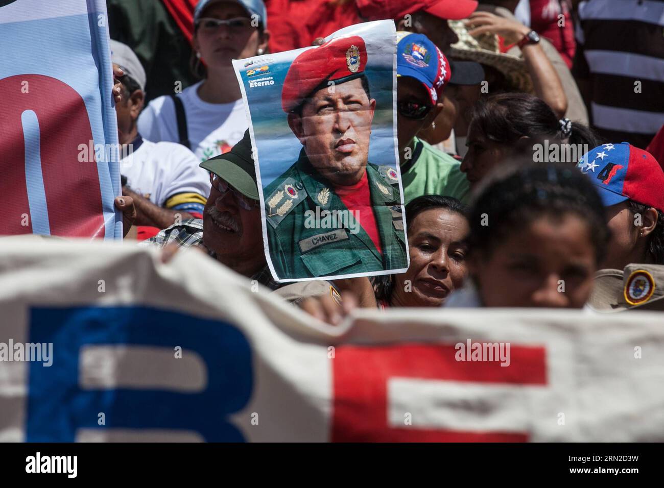 Le peuple vénézuélien participe à une marche pour commémorer le 26e anniversaire des mobilisations du 27 février 1989, aussi connues sous le nom de Caracazo , et pour soutenir l administration de Nicolas Maduro à Caracas, Venezuela, le 28 février 2015. (jg) VENEZUELA-CARACAS-SOCIETY-CARACAZO-REMEMORATION BorisxVergara PUBLICATIONxNOTxINxCHN des célébrités vénézuéliennes participent à une marche pour commémorer le 26e anniversaire de la Feb 27 1989 ainsi connue sous le nom de et en soutien de l'administration Nicolas Maduro S à Caracas Venezuela le 28 2015 Feb JG Venezuela Commemoration de la Société de Caracas PUBLICATIONxNOTxNOTxIN Banque D'Images