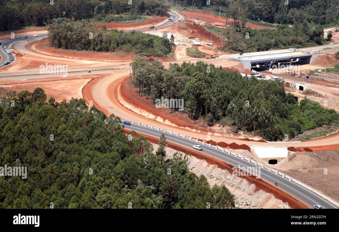 La photo prise le 5 mars 2014 montre la construction en cours du projet de contournement sud de Nairobi par China Road and Bridge Corporation (CRBC) à Nairobi, capitale du Kenya. ()(srb) ROUTES CONSTRUITES PAR L'AFRIQUE et LA CHINE Xinhua PUBLICATIONxNOTxINxCHN une photo prise LE 5 2014 mars montre la construction en cours du projet de contournement sud de Nairobi par China Road and Bridge Corporation à Nairobi capitale du Kenya SRB Afrique la Chine a construit des routes XINHUA PUBLICATIONxNOTxINxCHN Banque D'Images