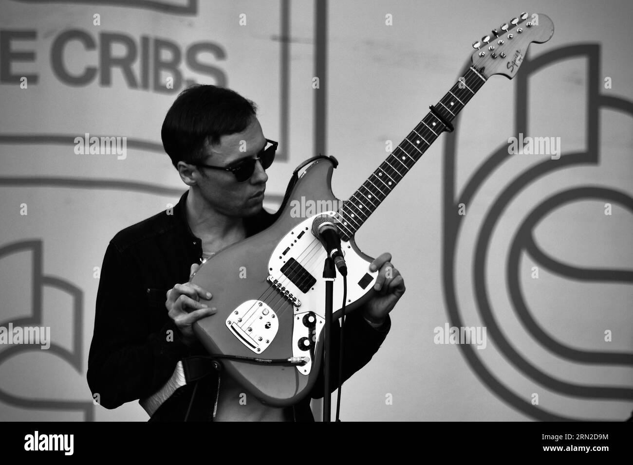 Ryan Jarman des Cribs en concert au Hardwick Festival 2023. Crédit : James Hind/Alamy stock photo. Banque D'Images