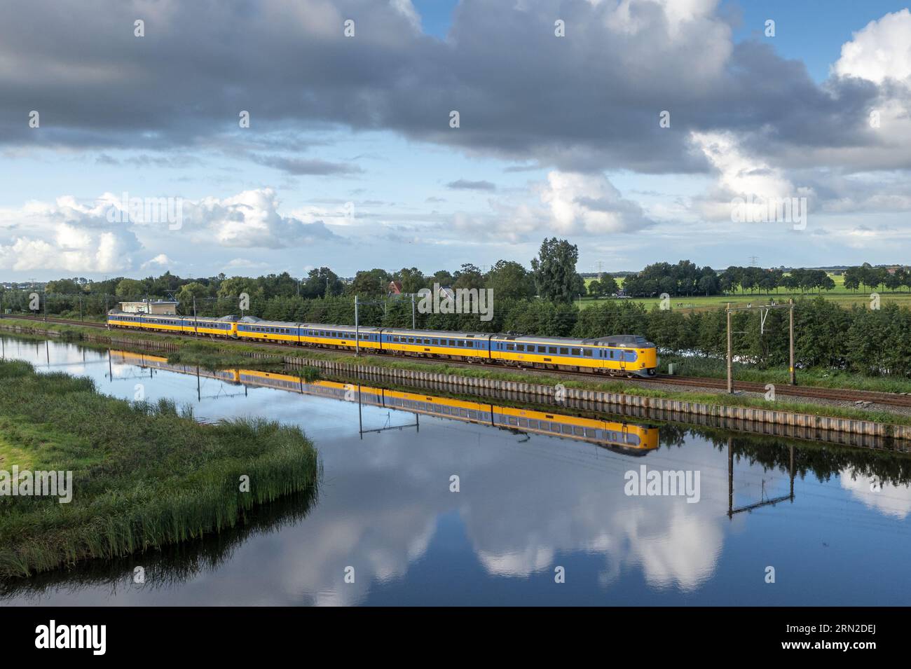 Akkrum - un train NS sur la piste dans le nord du pays. Dans les années à venir, les voyageurs subiront davantage de nuisances liées à l'entretien des chemins de fer. ProRail, gestionnaire ferroviaire, affirme qu'elle doit faire le travail plus souvent pendant la journée et pendant la semaine. L'année prochaine, cela sera particulièrement visible en Frise, mais le transport de marchandises sur le Rotterdam Havenspoorlijn et la Betuweroute sera également affecté. ANP JILMER POSTMA netherlands Out - belgique Out Banque D'Images