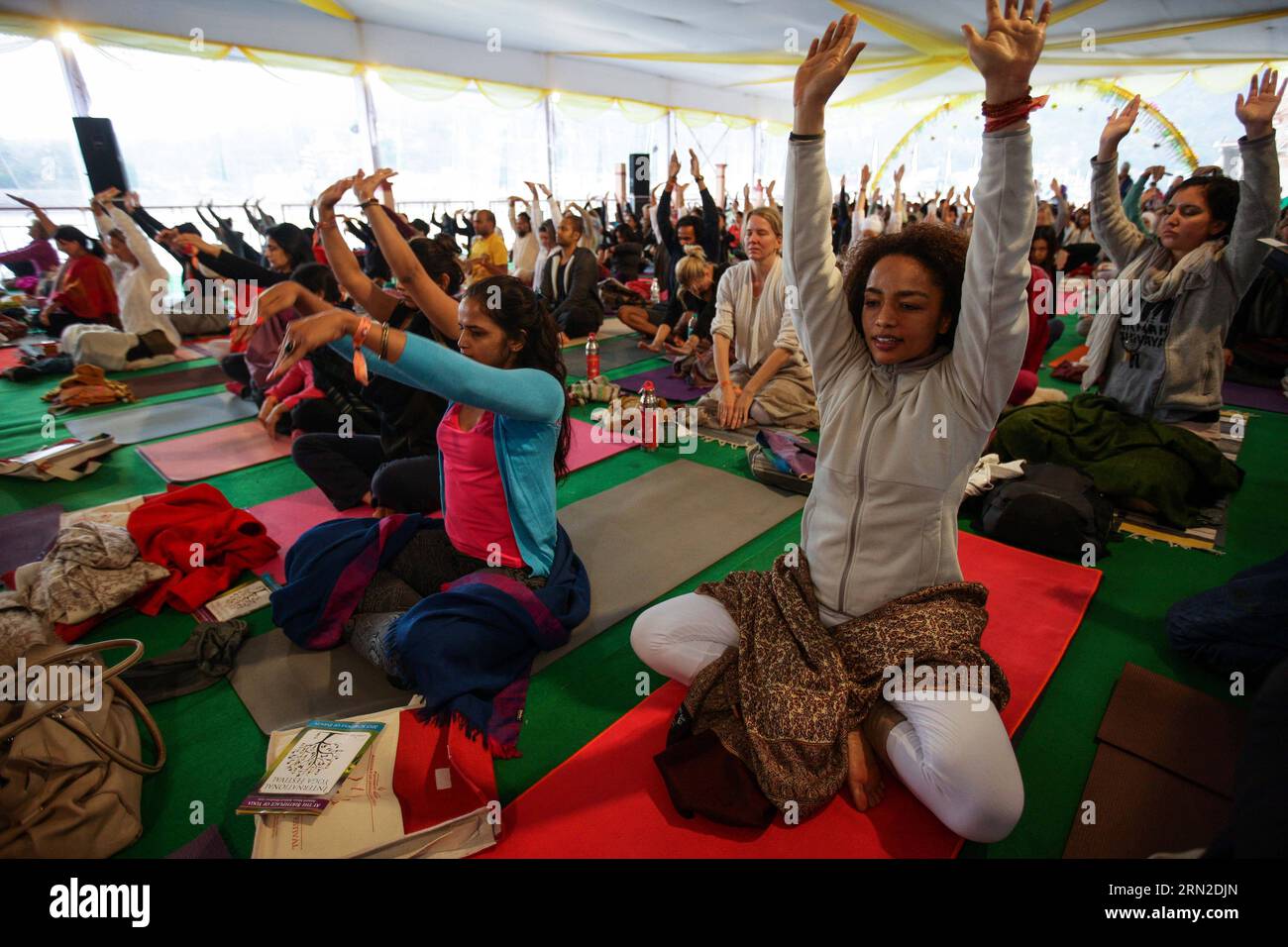 RISHIKESH, le 1 mars 2015 -- les pratiquants de yoga pratiquent lors de la cérémonie d'ouverture du 16e Festival International de Yoga à Rishikesh, Uttarakhand, Inde, le 1 mars 2015. L'événement de 7 jours de cette année a attiré plus de 800 pratiquants de yoga de quelque 50 pays et régions pour échanger des expériences sur différents types de yoga par le biais de diverses sessions et classes de yoga. (djj) INDIA-RISHIKESH-YOGA-FESTIVAL ZhengxHuansong PUBLICATIONxNOTxINxCHN Rishikesh Mars 1 2015 les pratiquants de yoga pratiquent LORS de la cérémonie d'ouverture du 16e Festival International de Yoga à Rishikesh d'Uttarakhand Inde Mars 1 2 Banque D'Images