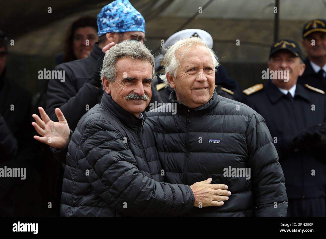 TERRE DE FEU, 2 mars 2015 -- image fournie par le ministre chilien de la Défense Jorge Burgos Carela (à droite) et son homologue argentin Agustin Rossi (à gauche) à la tête de la cérémonie de destruction des dernières mines terrestres et de déclaration de l'île Grande exempte de ces explosifs, au poste frontière de Saint-Sébastien, à Tierra del Fuego, Chili, le 2 mars 2015. L'Argentine et le Chili ont réaffirmé lundi l'engagement bilatéral en faveur de la paix, au cours d'un acte dirigé par les ministres de la Défense des deux pays à l'extrême sud du continent, qu'ils ont déclaré exempt de mines terrestres . ) (LYI) CHILE-TIERRA DEL F Banque D'Images