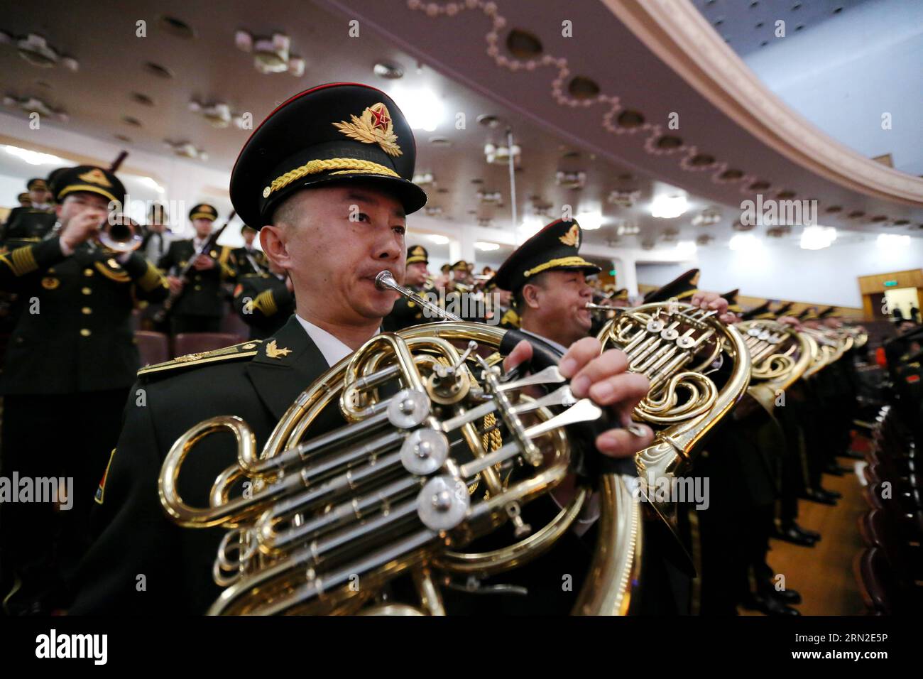 (150303) -- BEIJING, 3 mars 2015 -- l orchestre militaire de l Armée populaire de libération de la Chine joue l hymne national lors de la séance d ouverture de la troisième session du 12e Comité national de la Conférence consultative politique du peuple chinois (CCPPC) au Grand Hall du peuple de Beijing, capitale de la Chine, le 3 mars, 2015. ) (Yxb) (DEUX SESSIONS) CHINA-BEIJING-CPPCC-OPENING (CN) LiuxWeibing PUBLICATIONxNOTxINxCHN Beijing Mars 3 2015 la cravate militaire des célébrités S l'Armée de libération S JOUE l'HYMNE national lors de la séance d'ouverture de la troisième session de la 12e NAT Banque D'Images