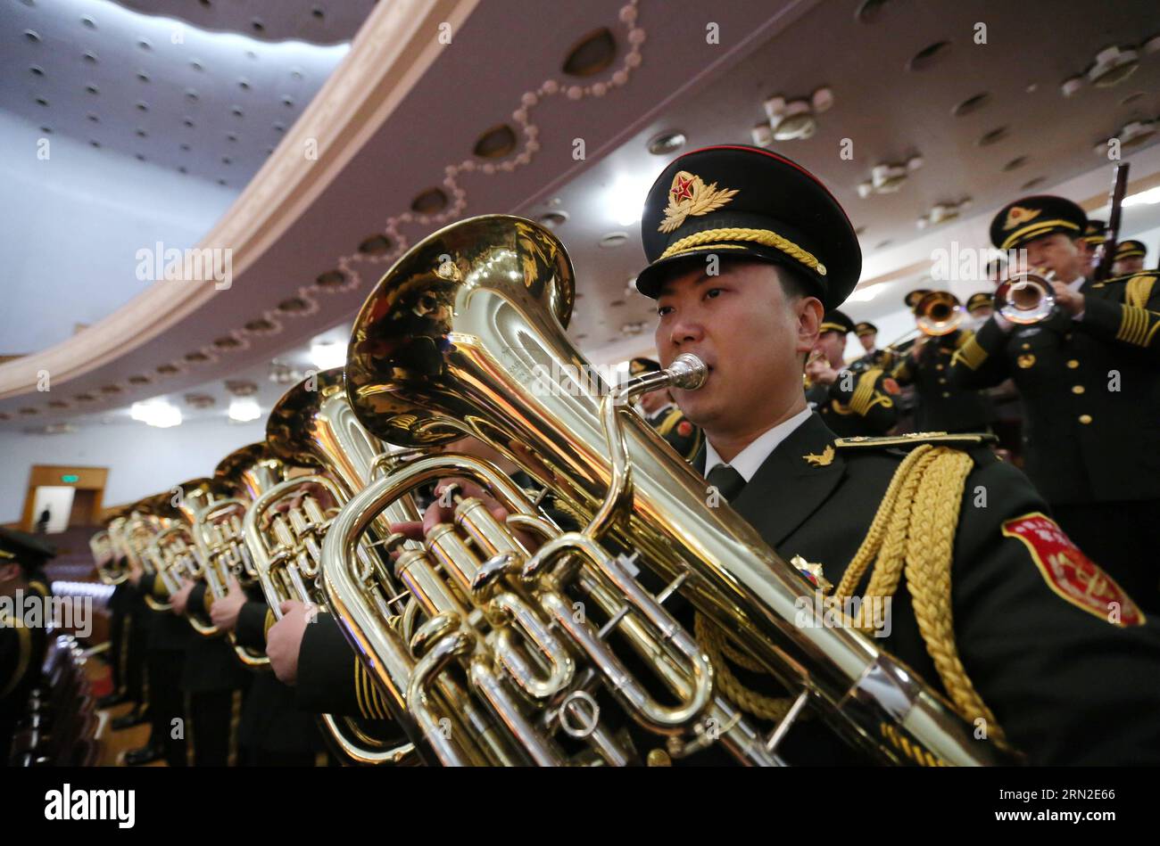 (150303) -- BEIJING, 3 mars 2015 -- l orchestre militaire de l Armée populaire de libération de la Chine joue l hymne national lors de la séance d ouverture de la troisième session du 12e Comité national de la Conférence consultative politique du peuple chinois (CCPPC) au Grand Hall du peuple de Beijing, capitale de la Chine, le 3 mars, 2015. ) (Yxb) (DEUX SESSIONS) CHINA-BEIJING-CPPCC-OPENING (CN) LiuxWeibing PUBLICATIONxNOTxINxCHN Beijing Mars 3 2015 la cravate militaire des célébrités S l'Armée de libération S JOUE l'HYMNE national lors de la séance d'ouverture de la troisième session de la 12e NAT Banque D'Images