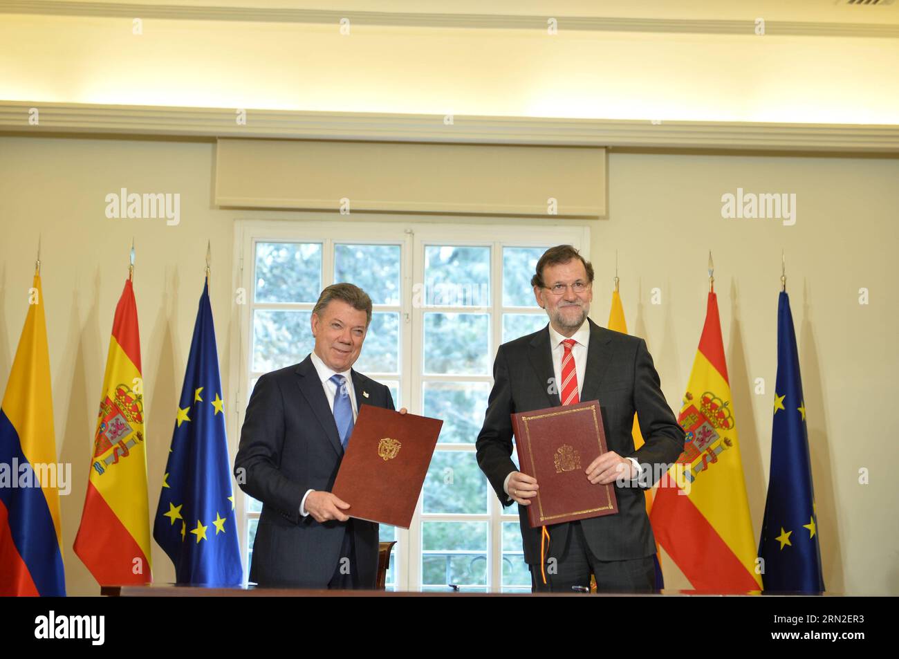 (150303) -- MADRID, le 3 mars 2015 -- image fournie par shows le président colombien Juan Manuel Santos (à gauche) tient des dossiers avec l'agenda national à côté du Premier ministre espagnol Mariano Rajoy à Madrid, Espagne, le 3 mars 2015. Le président colombien Juan Manuel Santos et le premier ministre espagnol Mariano Rajoy se sont rencontrés pour traiter des aspects de l'agenda binational et du processus de paix colombien. Cesar Carrion/) (rtg) SPAIN-MADRID-COLOMBIA-POLITICS-MEETING COLOMBIA SxPRESIDENCY PUBLICATIONxNOTxINxCHN Madrid Mars 3 2015 image fournie par le président colombien Juan Manuel Santos l tient des dossiers Wi Banque D'Images