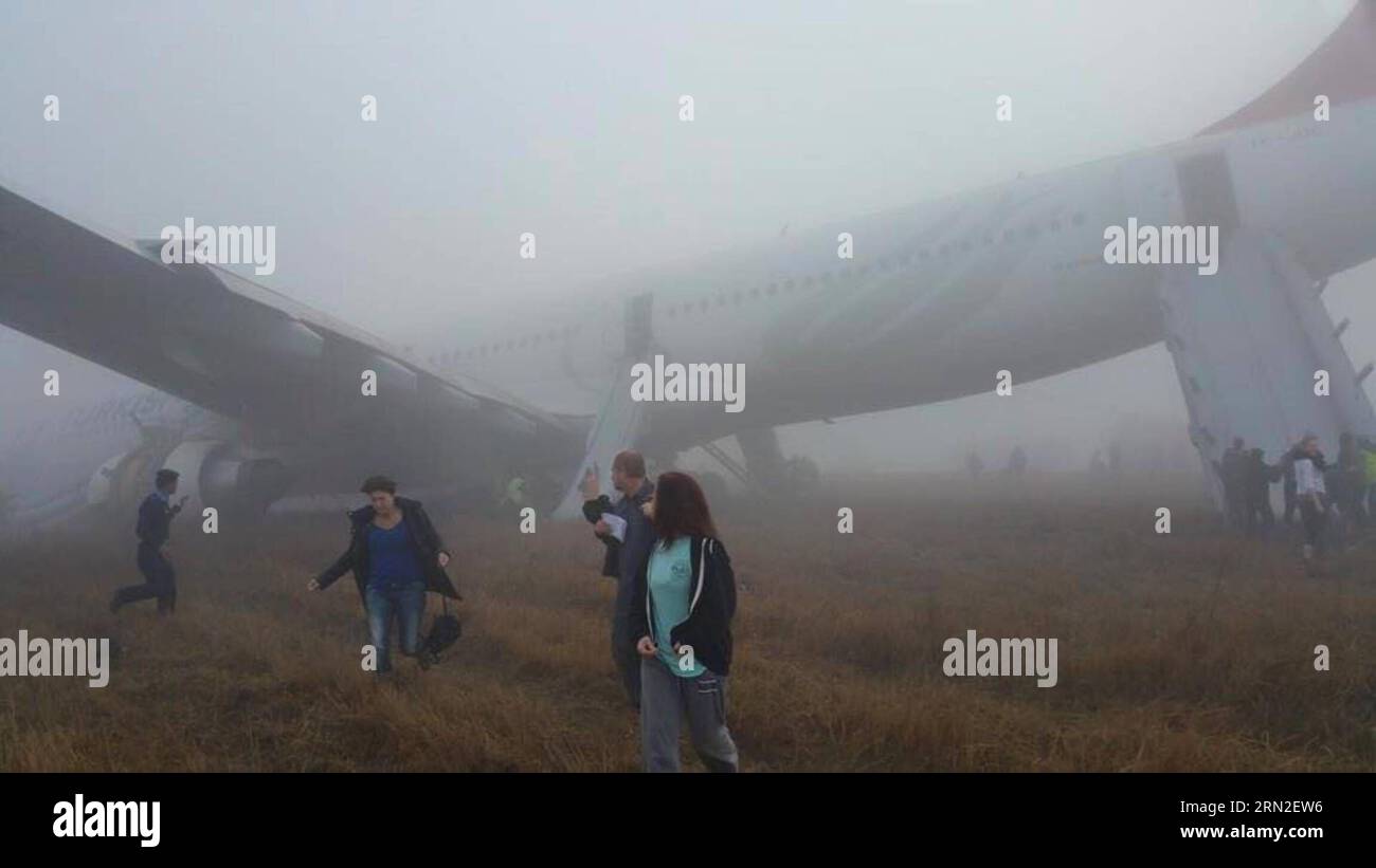 (150304) -- KATMANDOU, le 4 mars 2015 -- des passagers quittent un avion de Turkish Airlines après son atterrissage à l'aéroport international Tribhuwan de Katmandou, Népal, le 4 mars 2015. Le vol Turkish Airlines TK 726 a déraillé de la piste lors de son atterrissage à l'aéroport international Tribhuwan du Népal mercredi matin, ont déclaré les responsables de l'aéroport à Xinhua. Le directeur général de l'aéroport Birendra Shrestha a déclaré que les 227 passagers à bord sont en sécurité.) NÉPAL-KATMANDOU-TURKISH AIRLINES-ACCIDENT AnilxKesharixShah PUBLICATIONxNOTxINxCHN Katmandou Mars 4 2015 les passagers quittent un avion de Turkish Airlines après son atterrissage À Banque D'Images