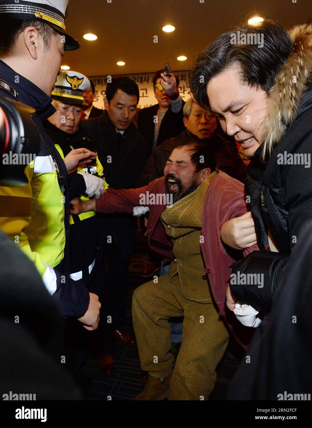 (150305) -- SÉOUL, le 5 mars 2015 -- la police arrête un homme qui a attaqué l'ambassadeur des États-Unis en Corée du Sud Mark Lippert à Séoul, Corée du Sud, le 5 mars 2015. L'ambassadeur des États-Unis en Corée du Sud Mark Lippert a été blessé jeudi à Séoul par un attaquant brandissant une lame, ont rapporté les médias locaux. CORÉE DU SUD-SÉOUL-ÉTATS-UNIS AMBASSADEUR-ATTAQUE Newsis PUBLICATIONxNOTxINxCHN Séoul Mars 5 2015 police un homme qui a attaqué l'ambassadeur des États-Unis en Corée du Sud Mark Lippert à Séoul Corée du Sud Mars 5 2015 Ambassadeur des États-Unis en Corée du Sud Mark Lippert ce qui a été blessé par une lame brandissant jeudi à Séoul les médias locaux ont rapporté South Kor Banque D'Images