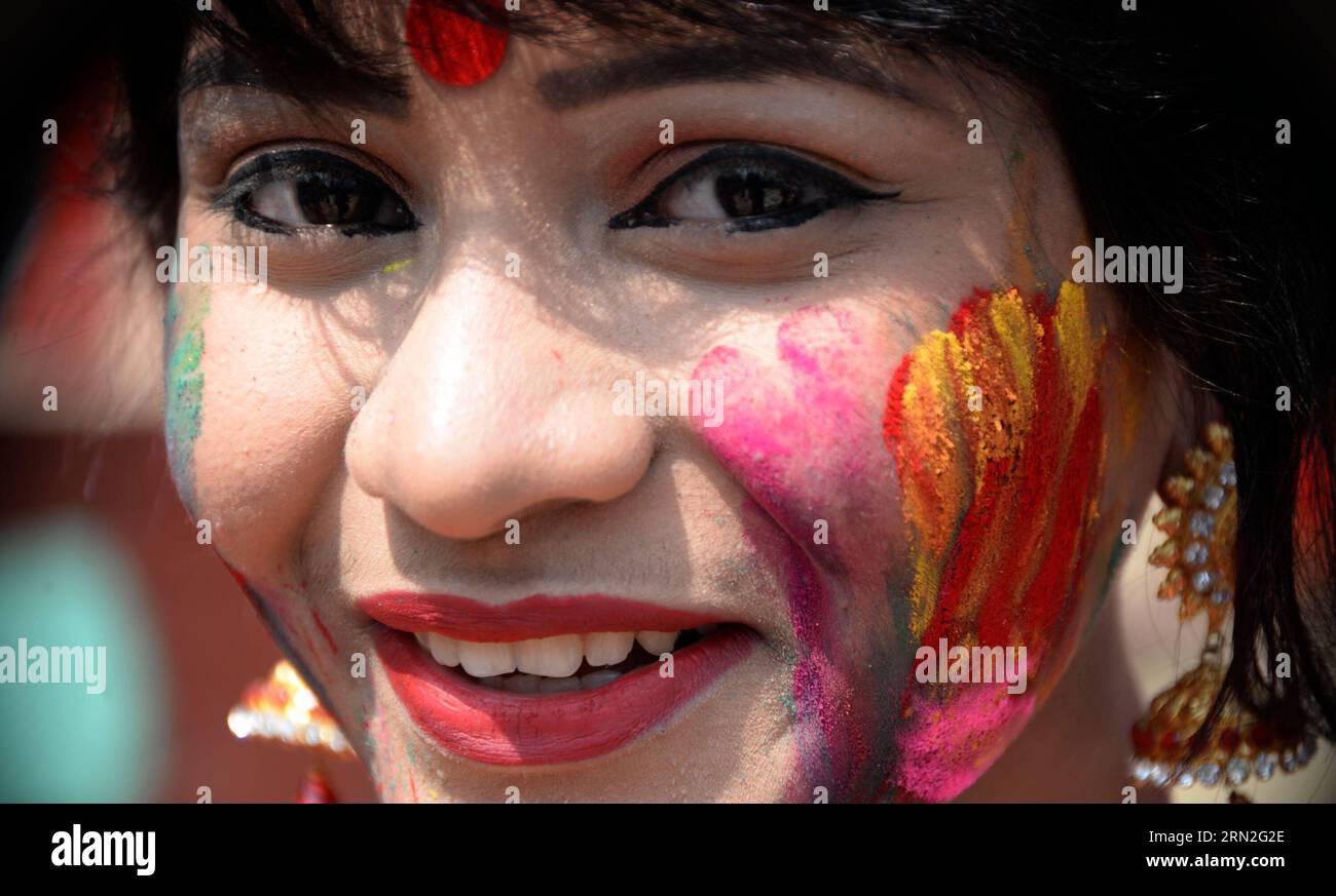 (150305) -- DHAKA, 5 mars 2015 -- Une femme bangladaise avec de la poudre colorée sur le visage pose pour une photo lors du festival Holi à Dhaka, Bangladesh, le 5 mars 2015. Holi est l'un des festivals majeurs pour les hindous et le plus vibrant de tous. Les gens se peignent avec de la poudre colorée le jour propice de Holi.) BANGLADESH-DHAKA-HOLI FESTIVAL SharifulxIslam PUBLICATIONxNOTxINxCHN Dhaka Mars 5 2015 une femme bangladaise avec de la poudre colorée SUR son visage pose pour une photo pendant le Festival Holi à Dhaka Bangladesh Mars 5 2015 Holi EST l'un des plus grands festivals pour les hindous et les plus vivants Banque D'Images