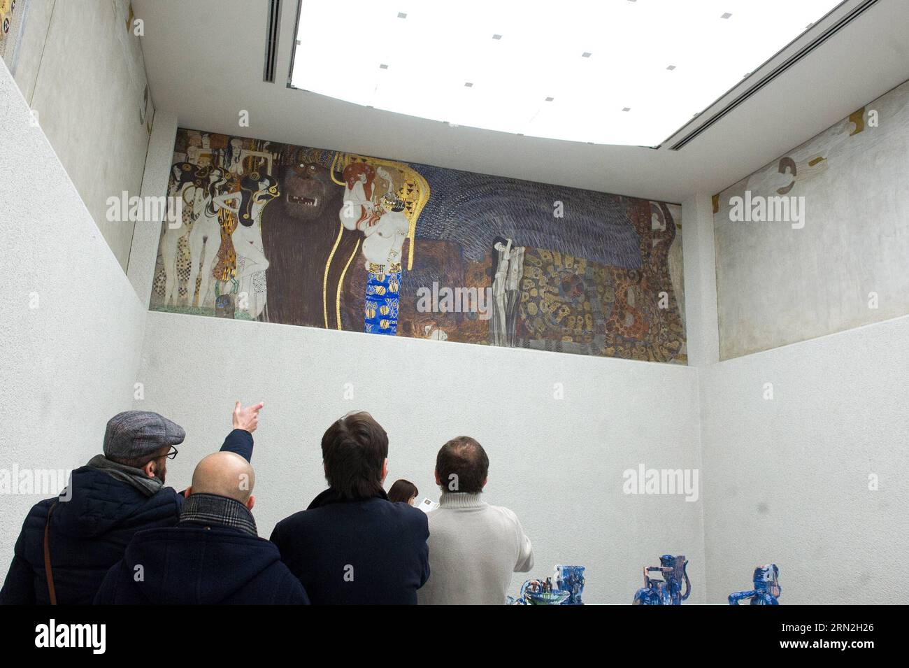 150307 -- VIENNE, le 6 mars 2015 -- les visiteurs voient la Frise Beethoven au bâtiment de la Sécession de Vienne, à Vienne, Autriche, le 6 mars 2015. L une des œuvres d art les plus précieuses d Autriche, Beethoven Frieze de Gustav Klimt, semble susceptible de rester dans le pays pour le moment après qu un panel d experts a rejeté vendredi les demandes de restitution des descendants de ses anciens propriétaires juifs. Zhf AUTRICHE-VIENNE-BEETHOVEN FRISE-RESTITUTION-ÉVITER QianxYi PUBLICATIONxNOTxINxCHN Banque D'Images