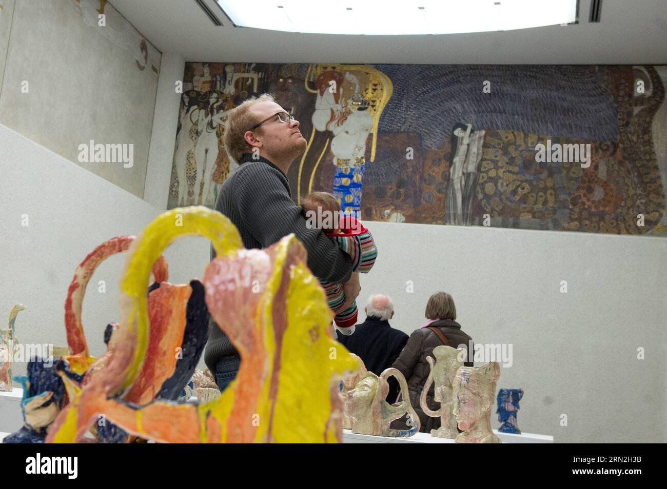 (150307) -- VIENNE, le 6 mars 2015 -- les visiteurs voient la Frise Beethoven dans le bâtiment de la Sécession de Vienne à Vienne, Autriche, le 6 mars 2015. L une des œuvres d art les plus précieuses d Autriche, Beethoven Frieze de Gustav Klimt, semble susceptible de rester dans le pays pour le moment après qu un panel d experts a rejeté vendredi les demandes de restitution des descendants de ses anciens propriétaires juifs. )(zhf) AUSTRIA-VIENNA-BEETHOVEN FRISE-RESTITUTION-AVOID QianxYi PUBLICATIONxNOTxINxCHN Vienne Mars 6 2015 visiteurs Voir la Frise Beethoven AU bâtiment de la Sécession de Vienne Autriche Mars 6 2015 l'un des plus précieux d'Autriche Banque D'Images