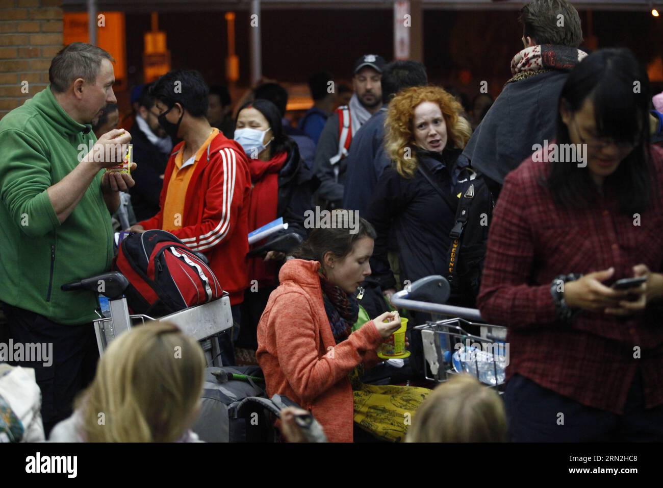 (150308) -- KATMANDOU, le 7 mars 2015 -- des passagers ont été vus après que l'avion de Turkish Airlines atterri en crash ait été retiré de la piste de l'aéroport international Tribhuwan à Katmandou, au Népal, le 7 mars 2015. Après près de quatre jours de fermeture, le seul aéroport international du Népal, l'aéroport international Tribhuwan (TIA), a repris ses services pour tous les vols internationaux entrants et sortants à partir de 7:30 heures heure locale samedi, ont déclaré les autorités de l'aviation népalaise à Xinhua.) NÉPAL-KATMANDOU-AÉROPORT INTERNATIONAL TRIBHUWAN-ROUVRIR PratapxThapa PUBLICATIONxNOTxINxCHN Katmandou mars 7 Banque D'Images