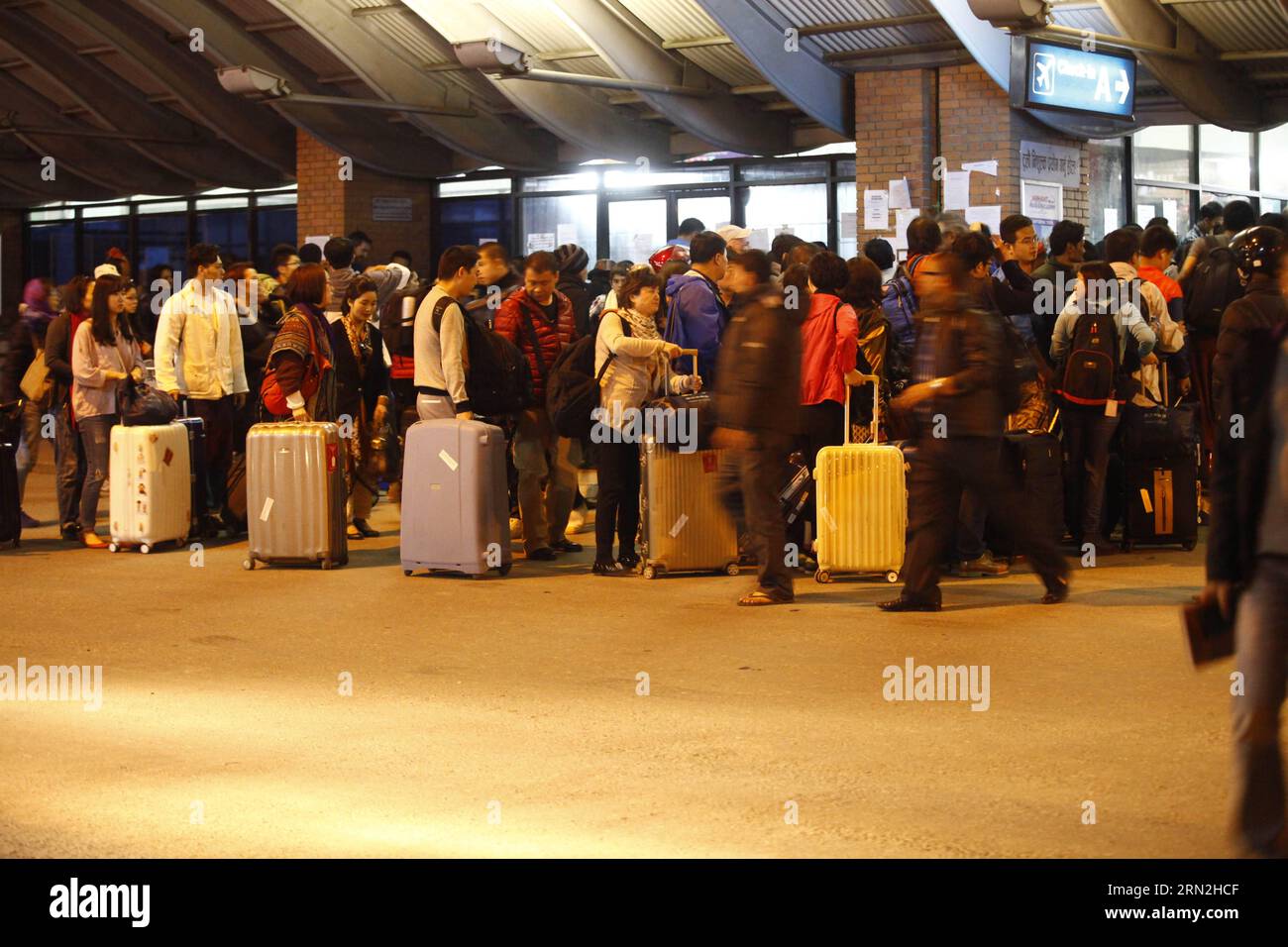 (150308) -- KATMANDOU, le 7 mars 2015 -- des passagers ont été vus après que l'avion de Turkish Airlines atterri en crash ait été retiré de la piste de l'aéroport international Tribhuwan à Katmandou, au Népal, le 7 mars 2015. Après près de quatre jours de fermeture, le seul aéroport international du Népal, l'aéroport international Tribhuwan (TIA), a repris ses services pour tous les vols internationaux entrants et sortants à partir de 7:30 heures heure locale samedi, ont déclaré les autorités de l'aviation népalaise à Xinhua.) NÉPAL-KATMANDOU-AÉROPORT INTERNATIONAL TRIBHUWAN-ROUVRIR PratapxThapa PUBLICATIONxNOTxINxCHN Katmandou mars 7 Banque D'Images