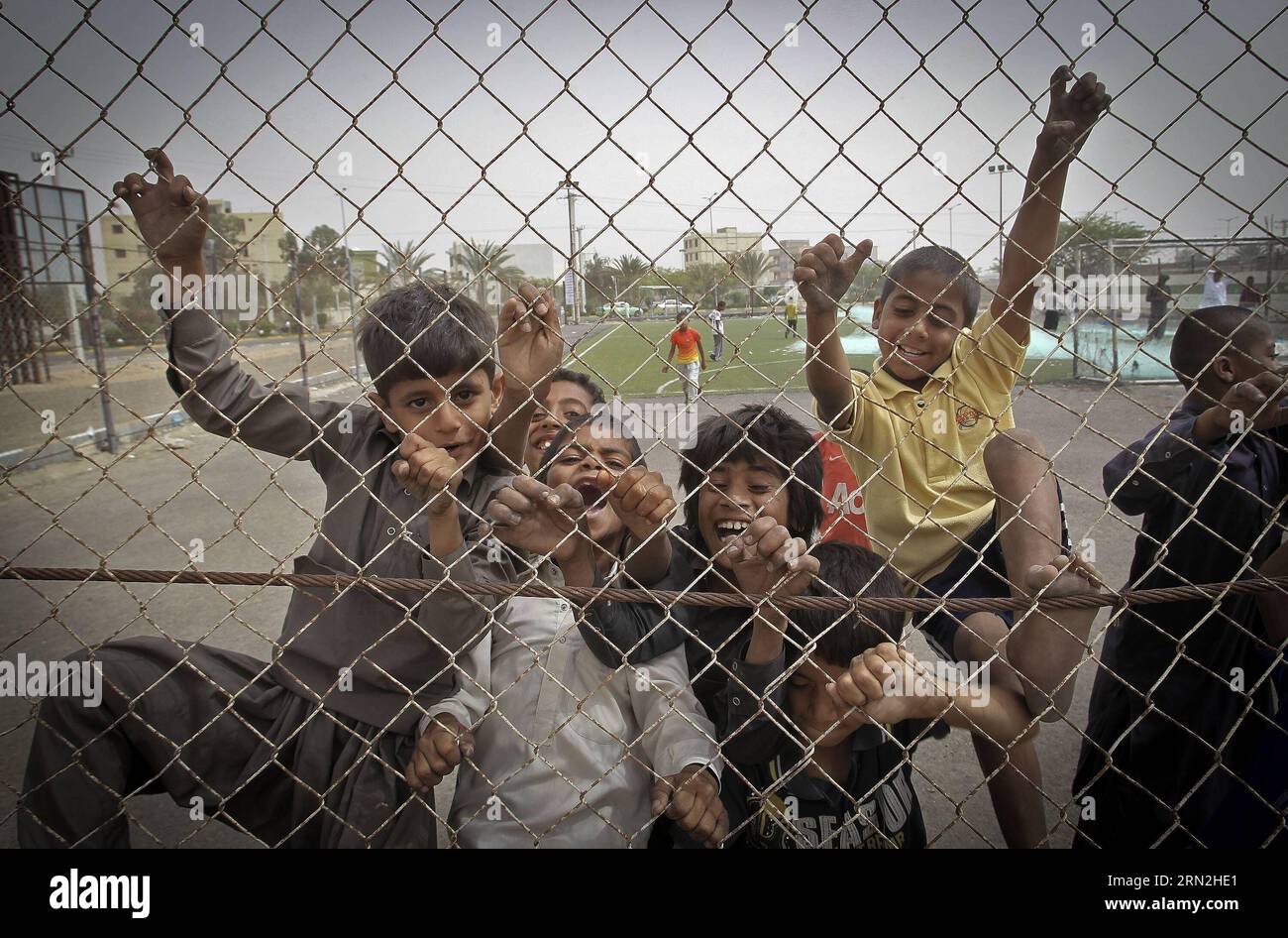 Des enfants iraniens jouent dans la ville portuaire de Chabahar, en Iran, le 7 mars 2015. IRAN-CHABAHAR-VIE QUOTIDIENNE AhmadxHalabisaz PUBLICATIONxNOTxINxCHN les enfants iraniens jouent dans la ville portuaire d'Iran LE 7 2015 mars Iran vie quotidienne AhmadxHalabisaz PUBLICATIONxNOTxINxCHN Banque D'Images