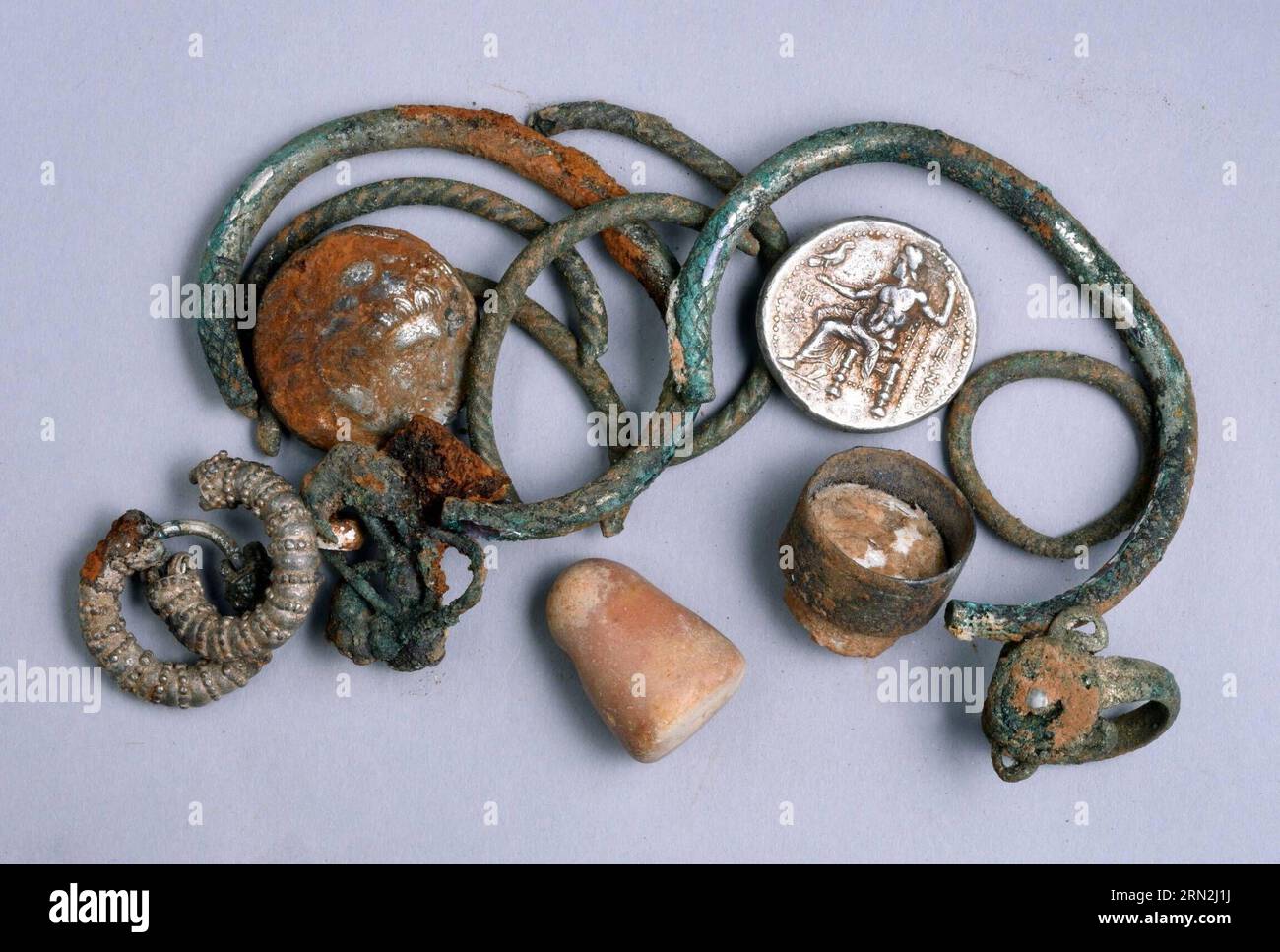 (150309) -- JÉRUSALEM, 9 mars 2015 -- une photographie non datée publiée par montre la cache d'objets en argent trouvés dans le nord d'Israël : deux pièces de monnaie d'Alexandre de Macédoine, trois bagues, quatre bracelets, deux boucles d'oreilles décorées, trois autres boucles d'oreilles (probablement en argent) et un petit poids en pierre. Des pièces de monnaie rares et des bijoux de l'époque d'Alexandre le Grand ont été trouvés par hasard dans une grotte dans le nord d'Israël, les fonctionnaires avec le dit le 9 mars 2015. La cache vieille de 2 300 ans comprend des pièces d'argent d'Alexandre le Grand, qui a conquis la région à la fin du IVe siècle av. J.-C.. En outre, plusieurs pi Banque D'Images
