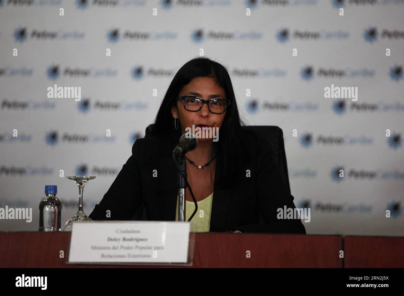 (150309) -- CARACAS, le 9 mars 2015 -- la ministre des Affaires étrangères du Venezuela, Delcy Rodriguez, assiste à une conférence de presse à Caracas, au Venezuela, le 9 mars 2015. Selon la presse locale, Delcy Rodriguez a déclaré lundi qu'elle répondrait à l'ordre émis par le président américain Barack Obama, imposant des sanctions supplémentaires à certains responsables vénézuéliens pour violations des droits humains et corruption. Boris Vergara) (rtg) VENEZUELA-CARACAS-FM-PRESS CONFERENCE e BorisxVergara PUBLICATIONxNOTxINxCHN Caracas Mars 9 2015 les ministres des Affaires étrangères du Venezuela Rodriguez assistent à une conférence de presse Banque D'Images