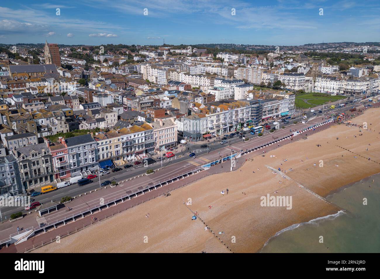 Vue aérienne des propriétés (hôtels compris) sur le front de mer à Hastings, East Sussex, Royaume-Uni. Banque D'Images