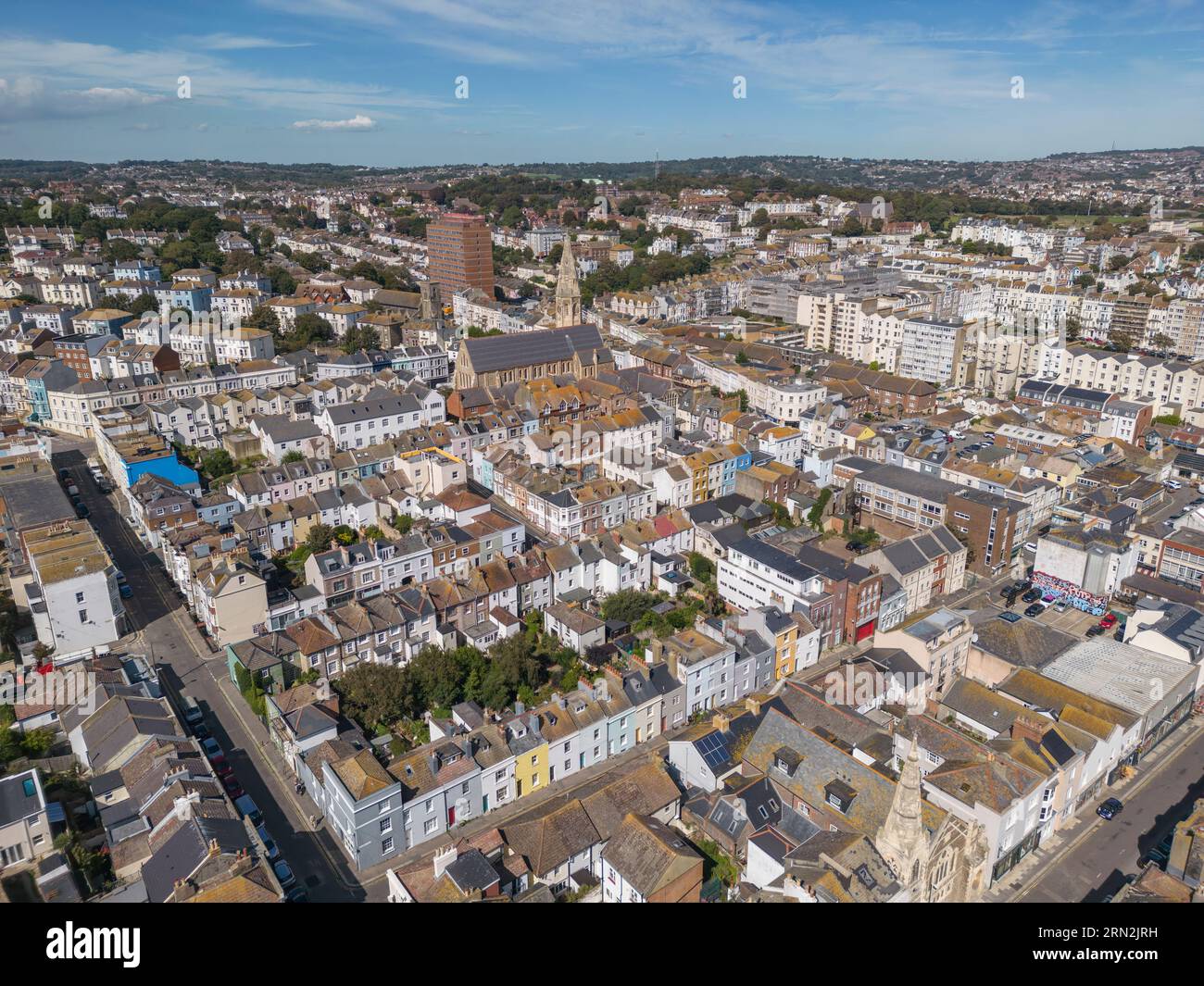 Vue aérienne des propriétés (hôtels inclus) près du front de mer à Hastings, East Sussex, Royaume-Uni. Banque D'Images